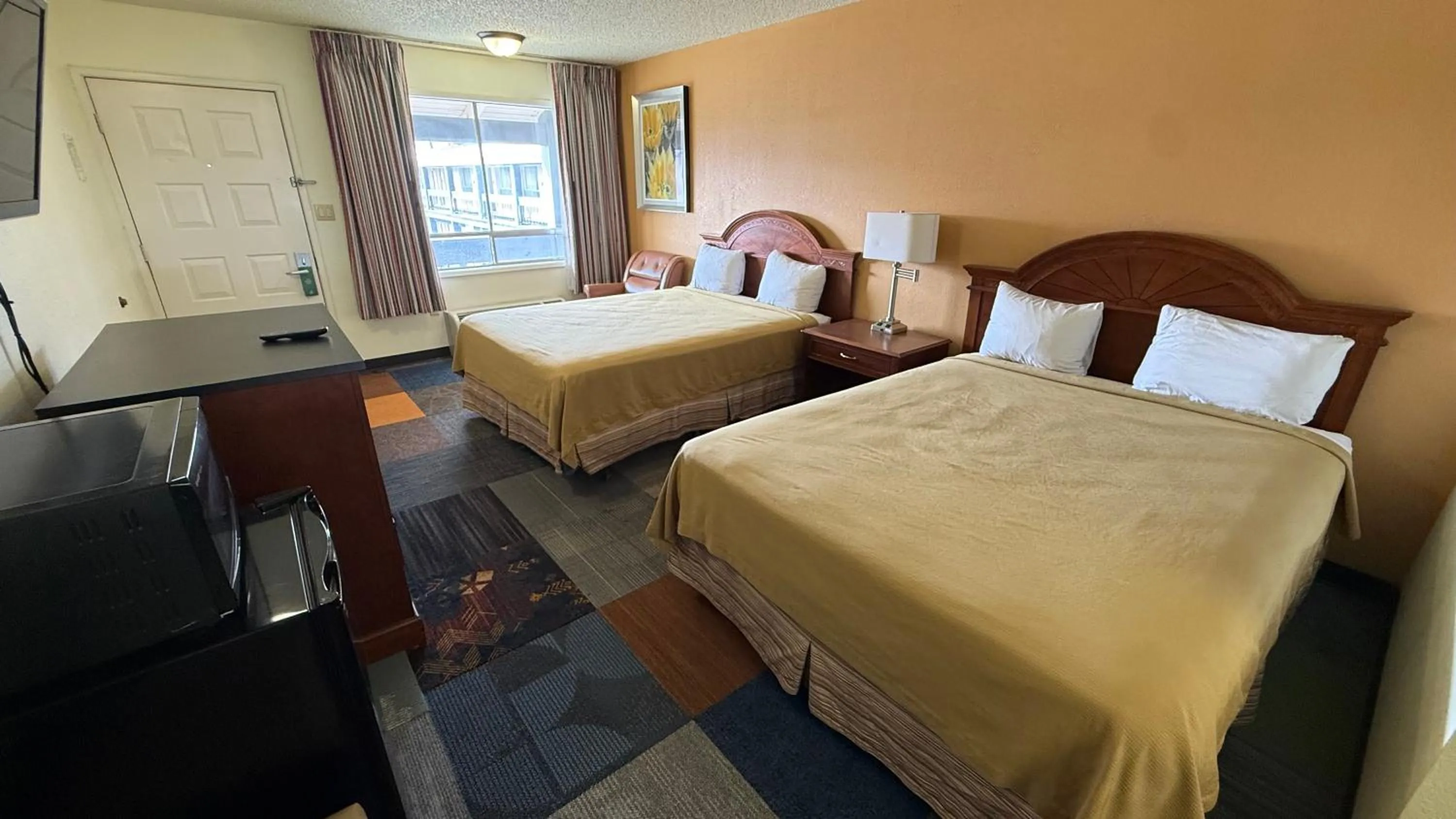 Bedroom, Bed in Thunderbird Motel