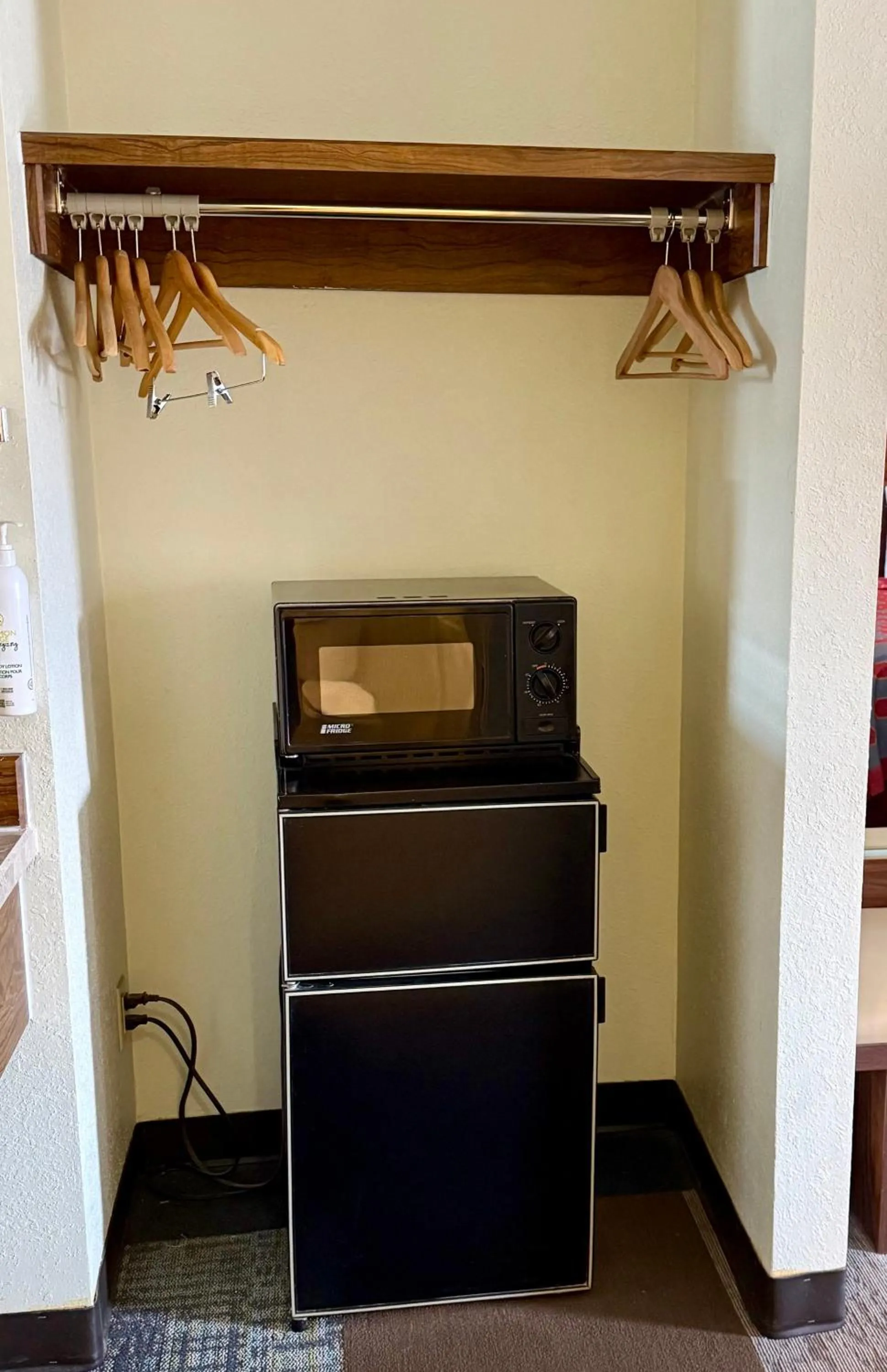 microwave in Thunderbird Motel