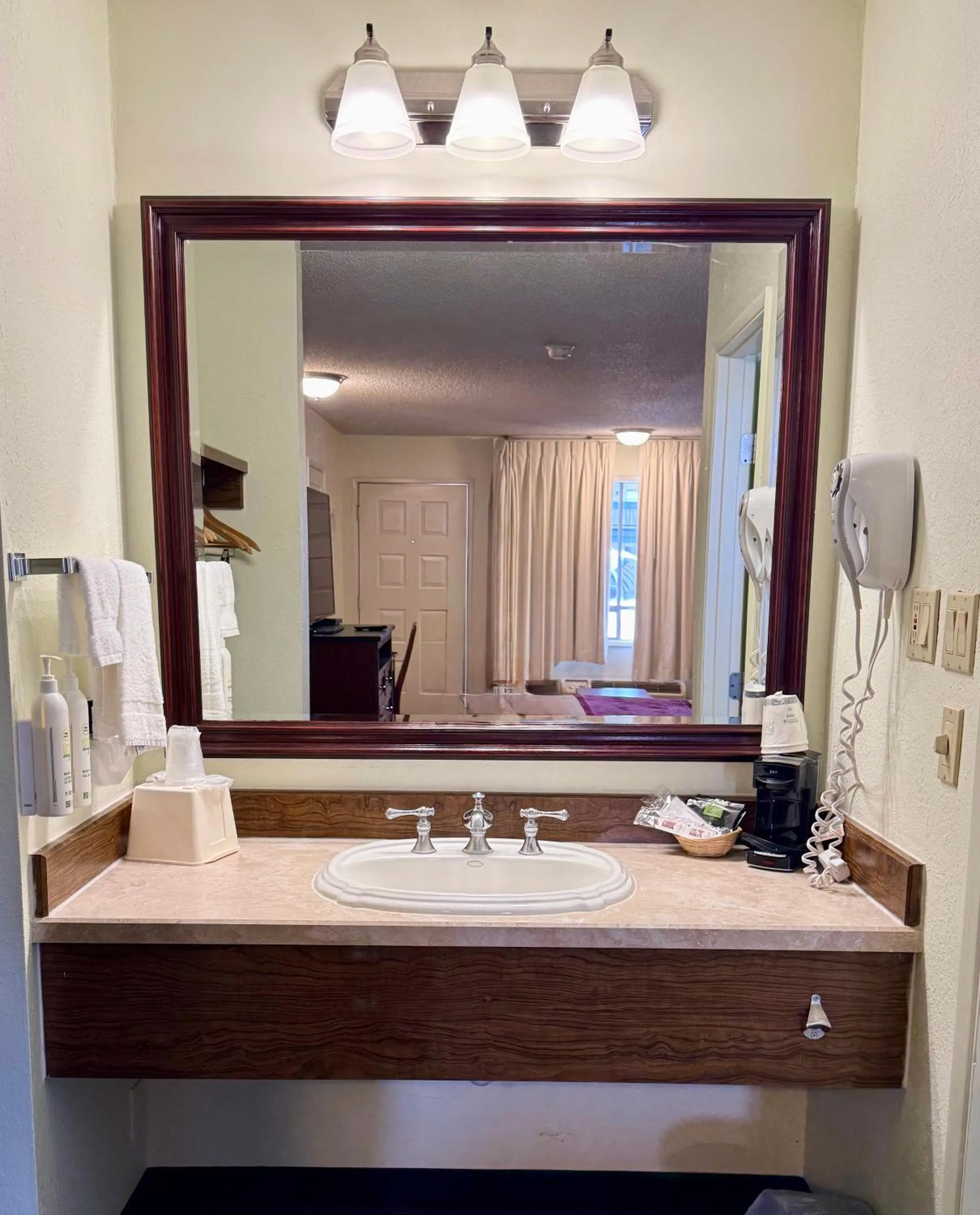 Bathroom in Thunderbird Motel