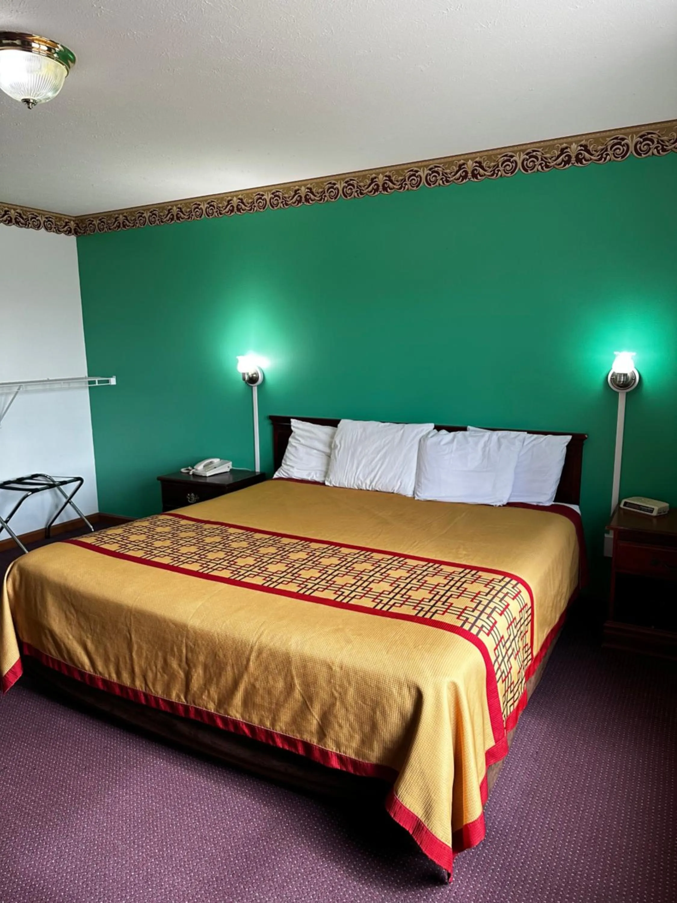 Bedroom, Bed in Attica Inn