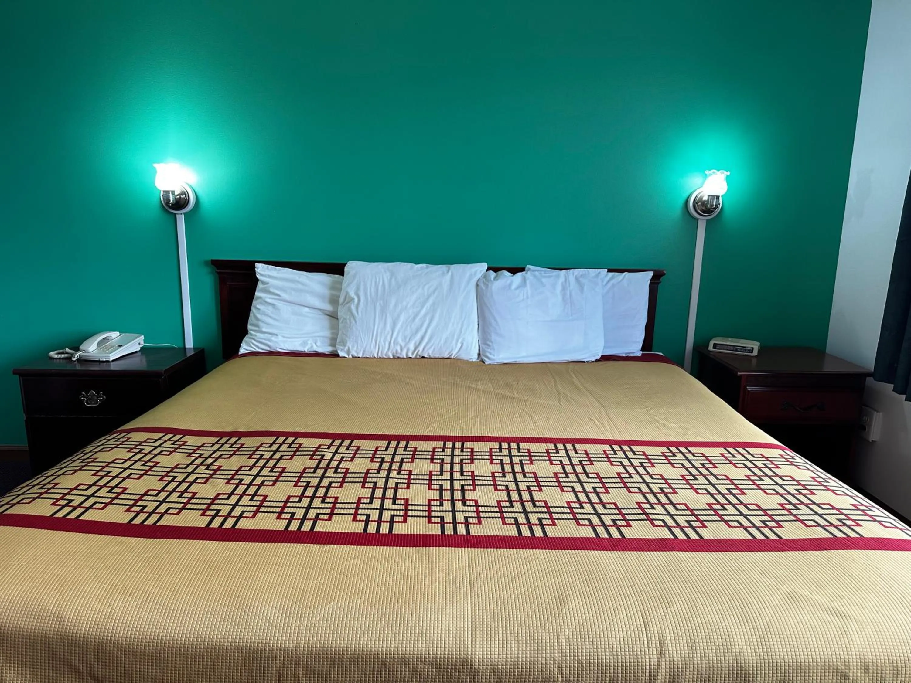 Bedroom, Bed in Attica Inn