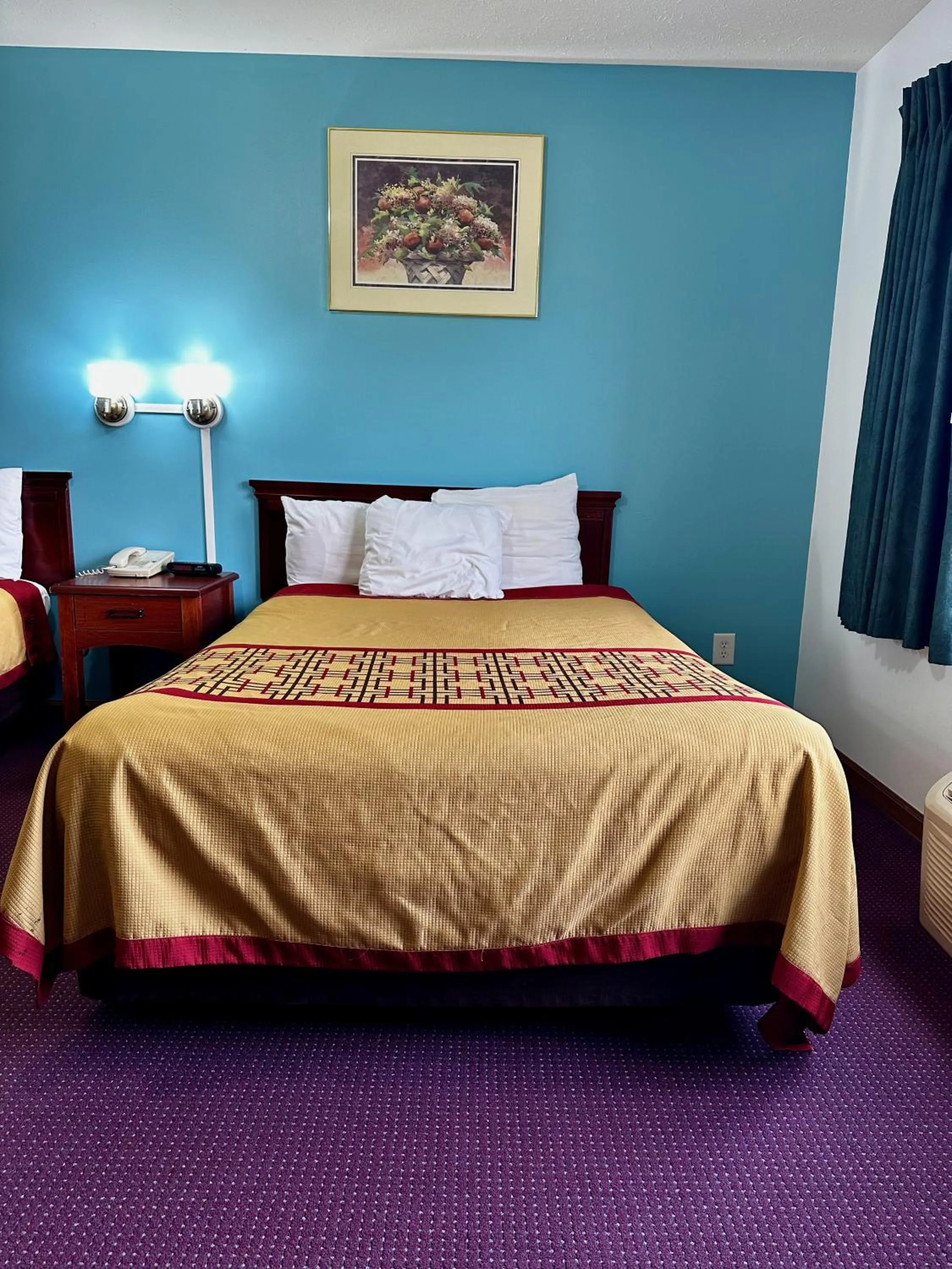 Bedroom, Bed in Attica Inn