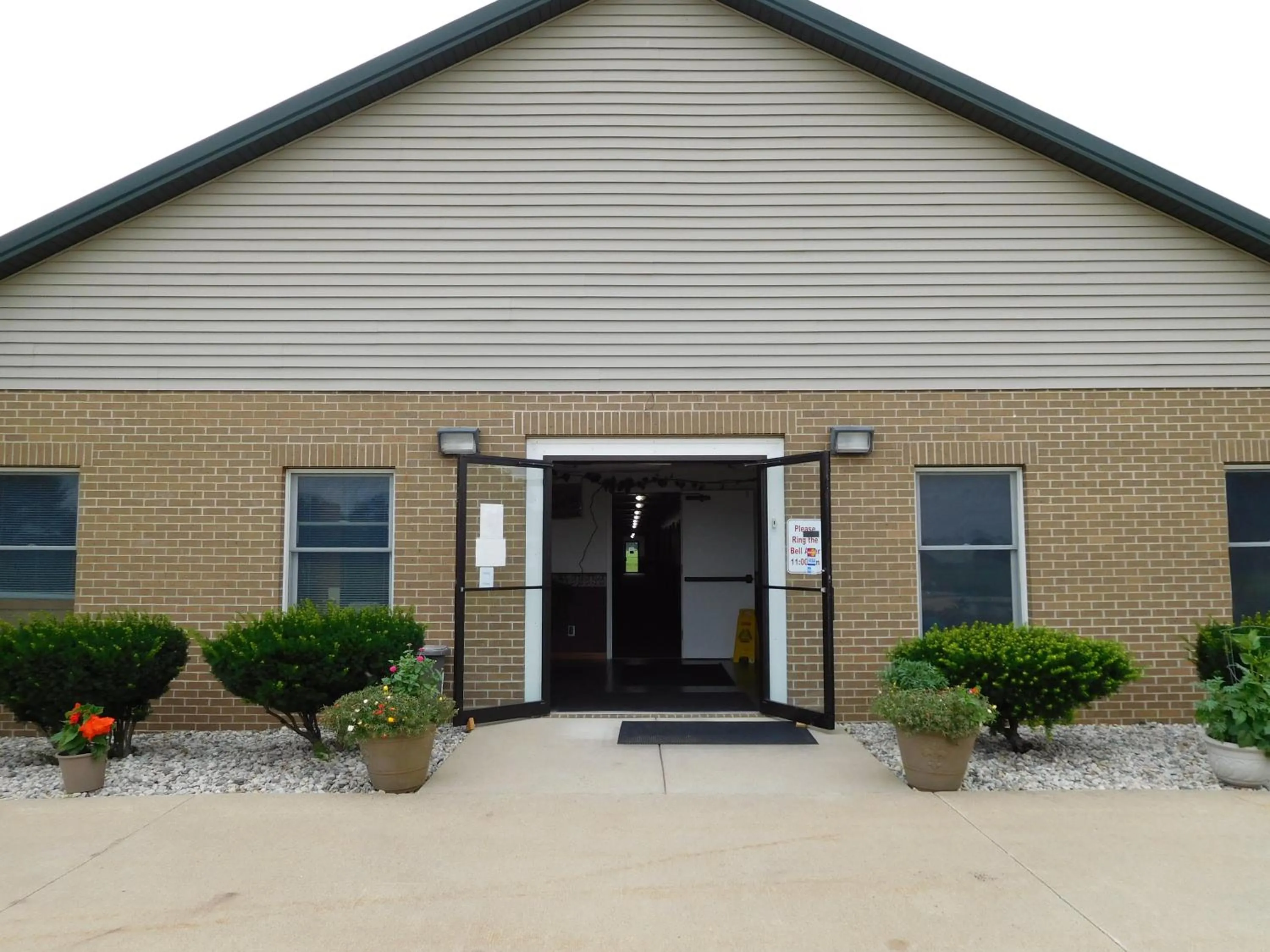 Facade/entrance in Attica Inn