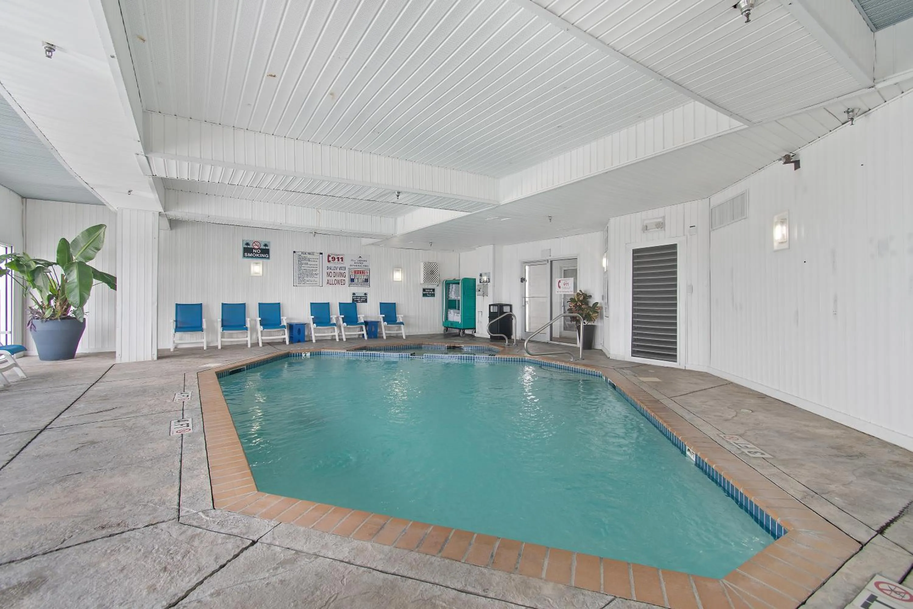 Swimming pool in Ocean Isle Inn