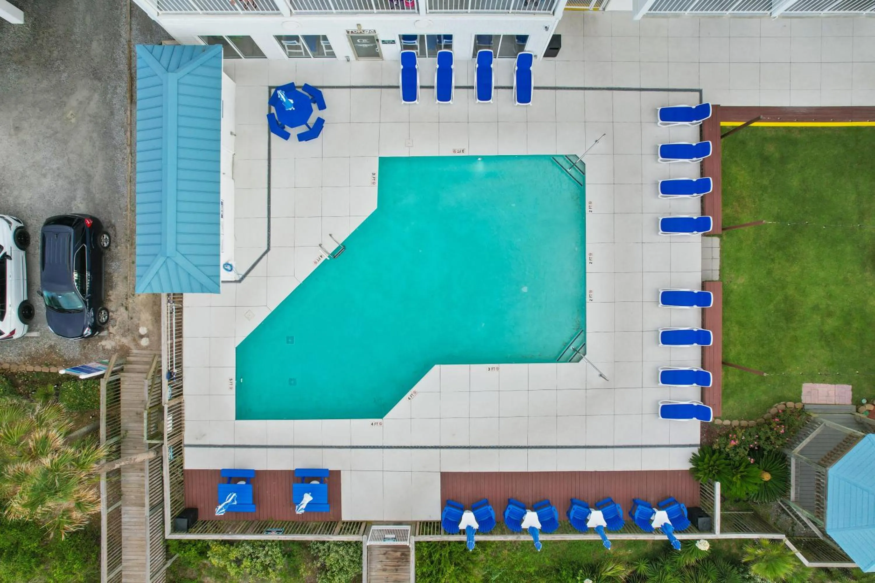 Swimming pool in Ocean Isle Inn