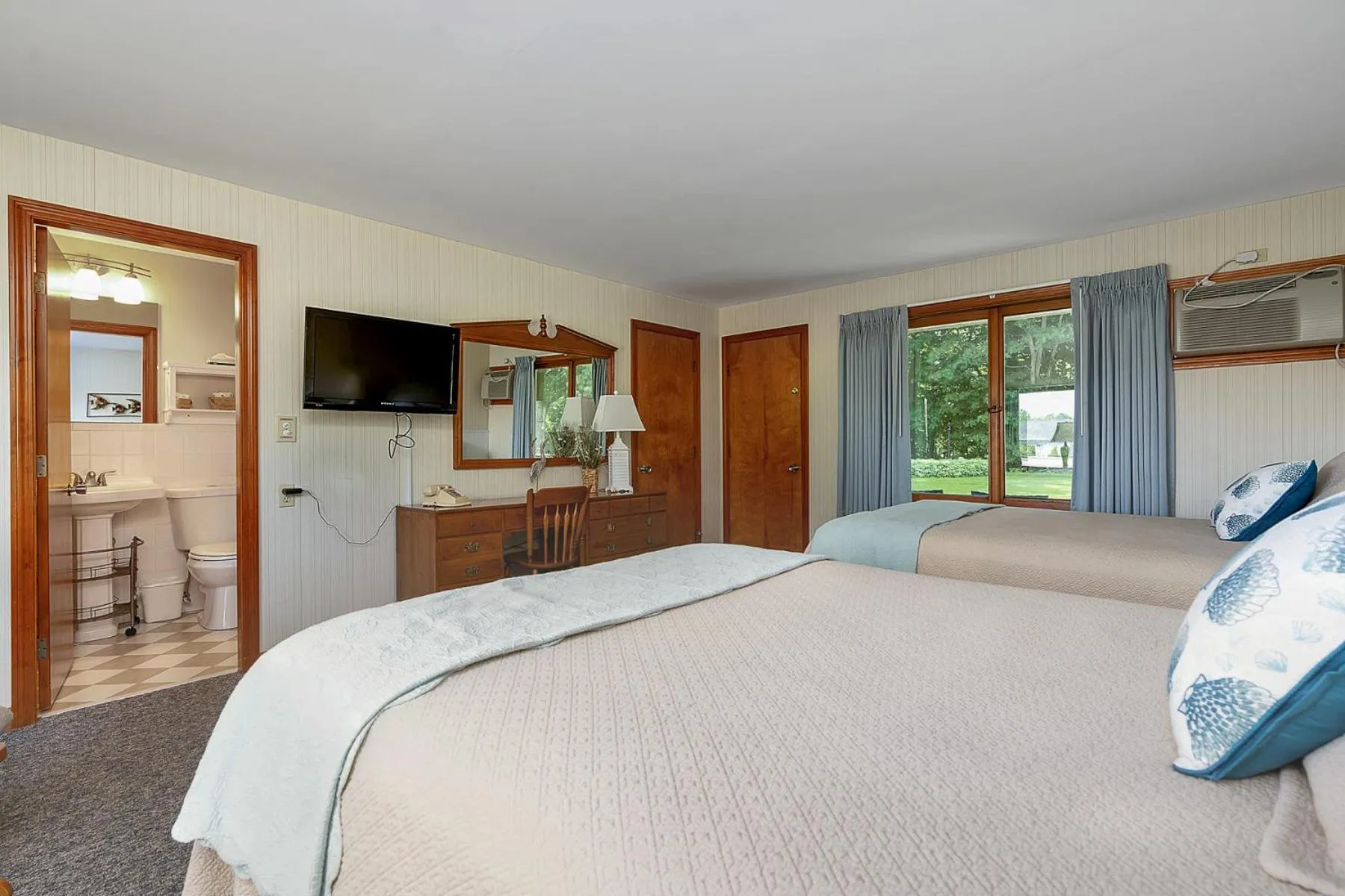 Bed in Towne Lyne Motel