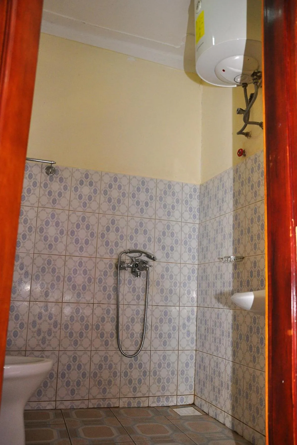 Shower in Namulanda Motel