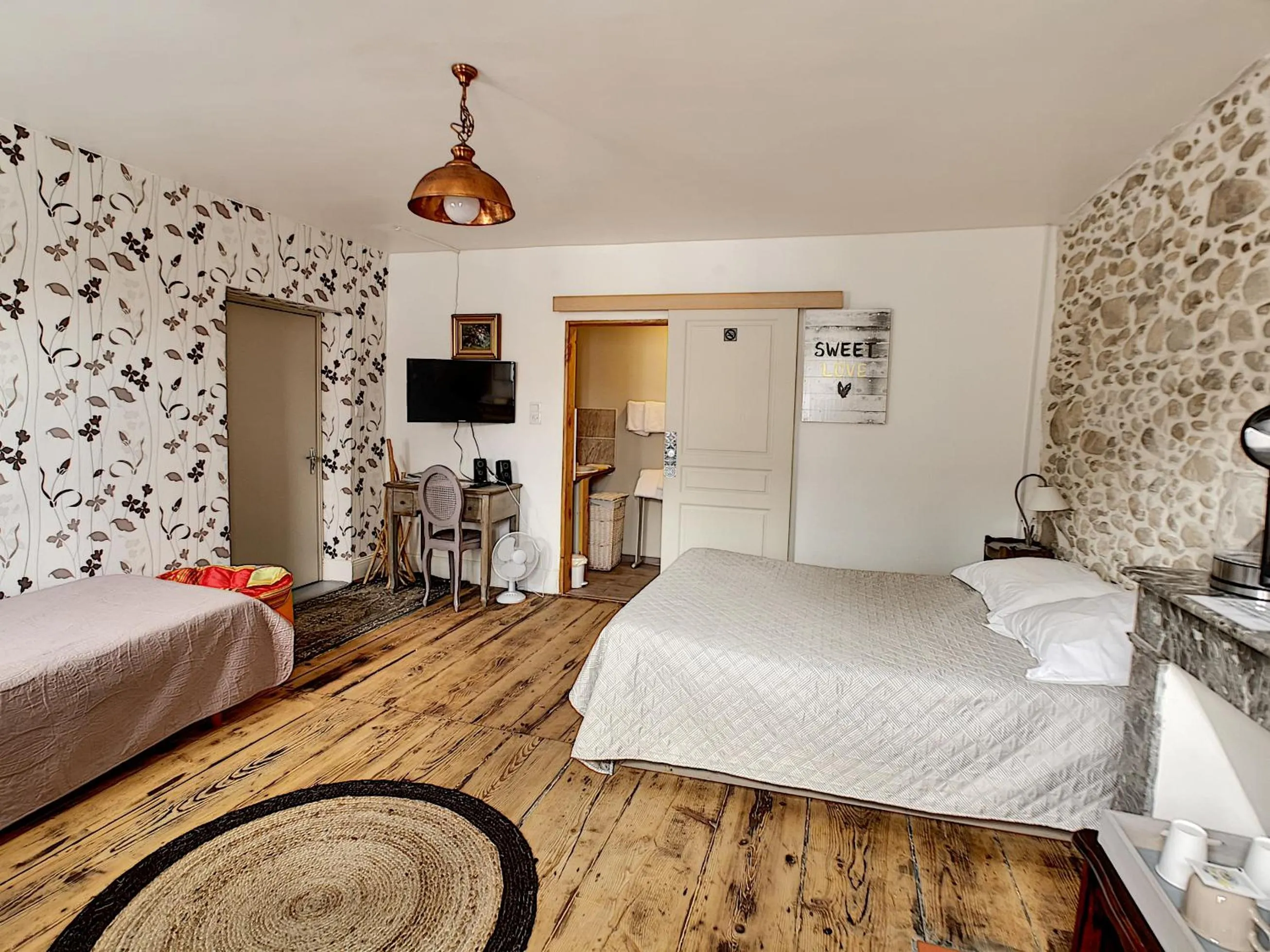 Photo of the whole room, Bed in Maison de ville au pied de la Montagne Noire