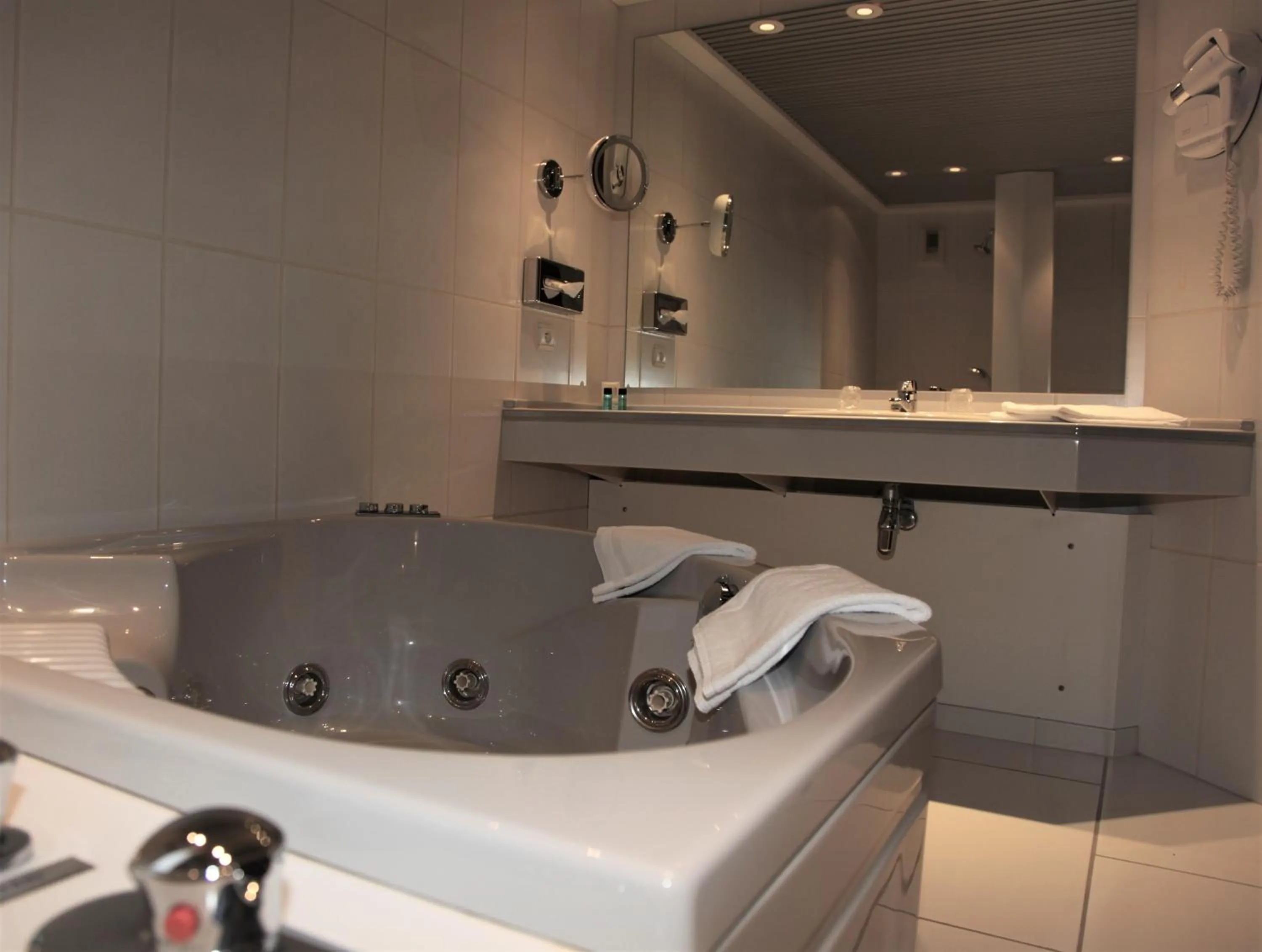 Hot Tub in Amirauté Hôtel Golf Deauville