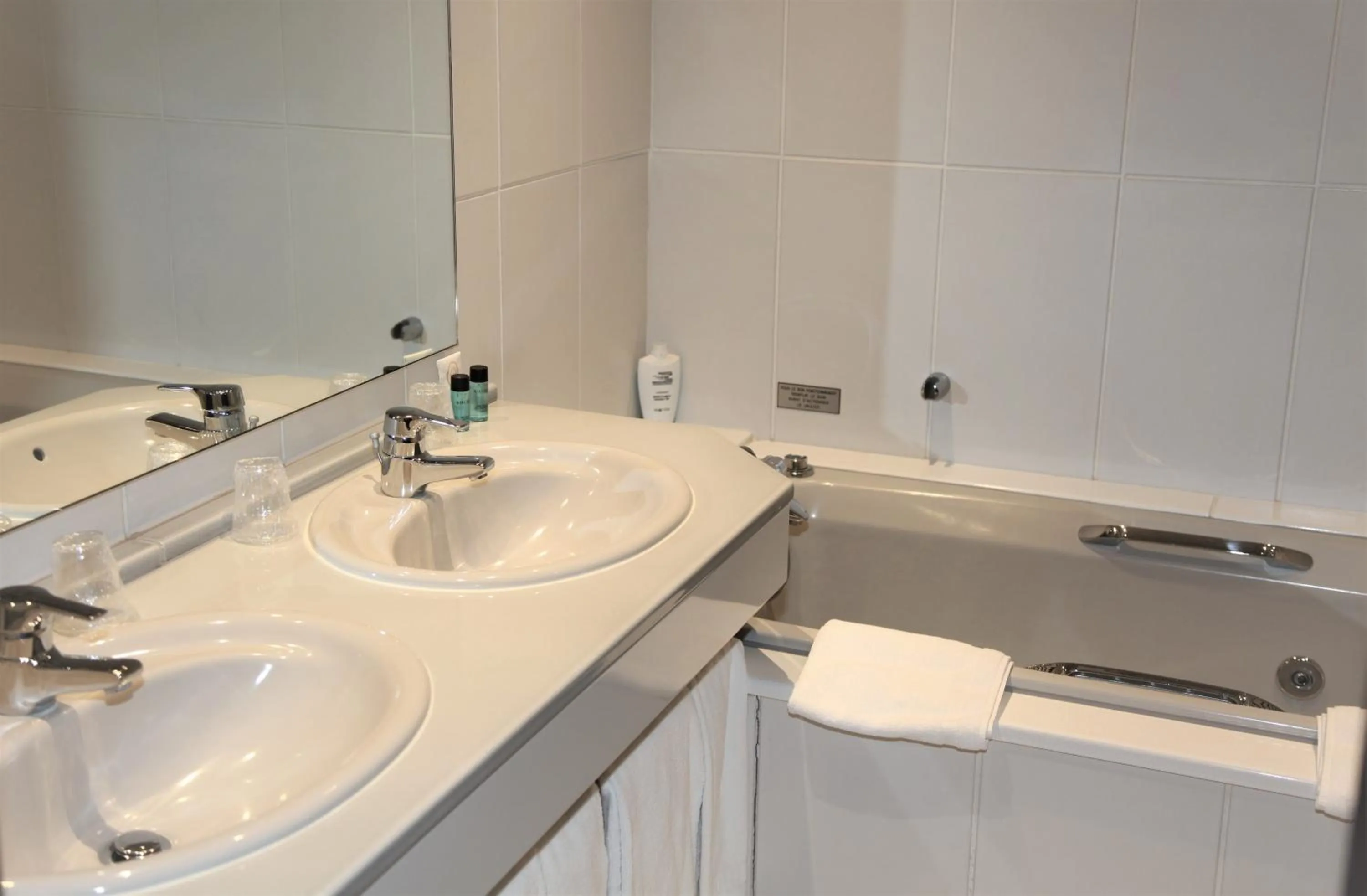 Bathroom in Amirauté Hôtel Golf Deauville