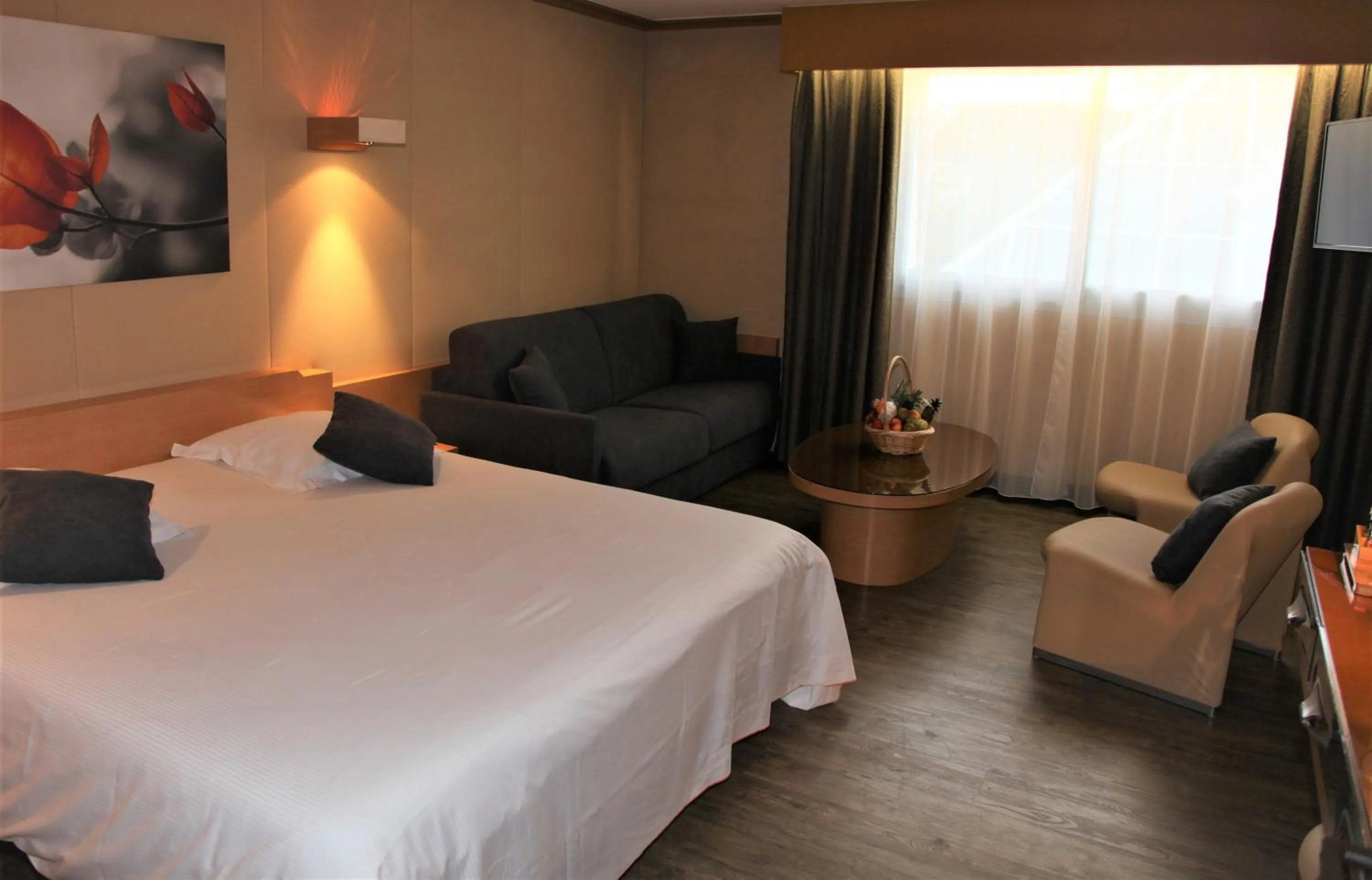 Photo of the whole room, Bed in Amirauté Hôtel Golf Deauville