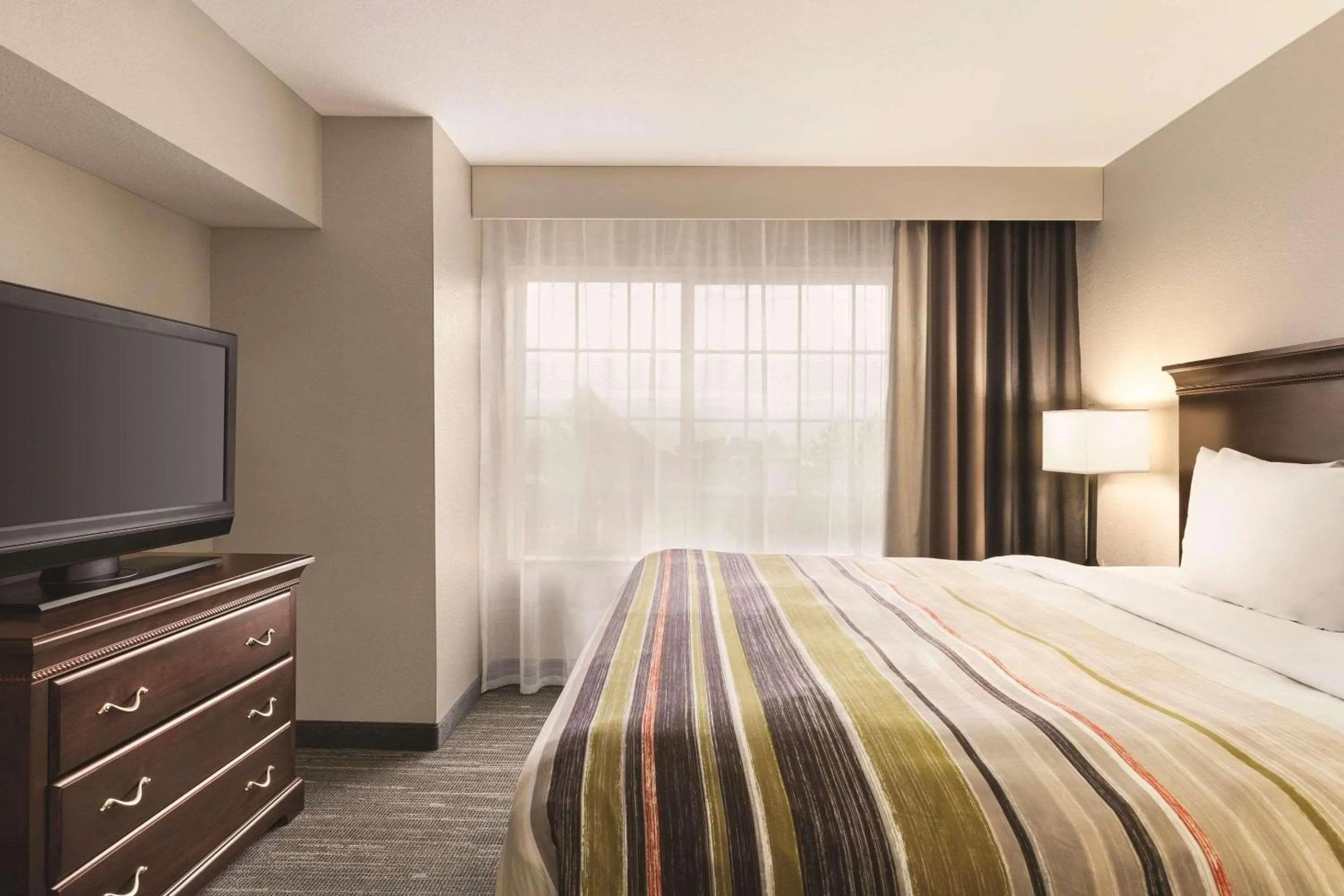 Bedroom in Country Inn & Suites by Radisson, Homewood, AL