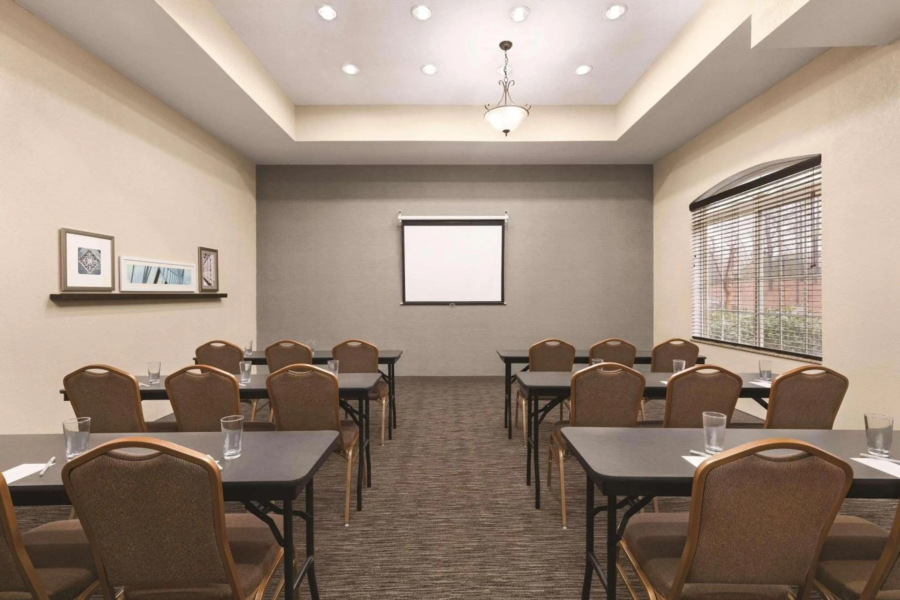 Meeting/conference room in Country Inn & Suites by Radisson, Homewood, AL