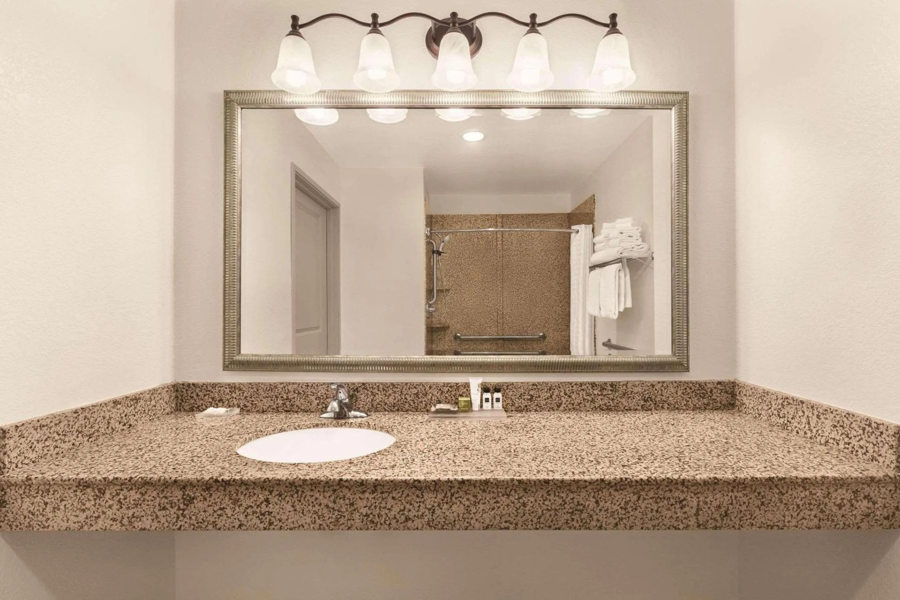 Bedroom in Country Inn & Suites by Radisson, Homewood, AL