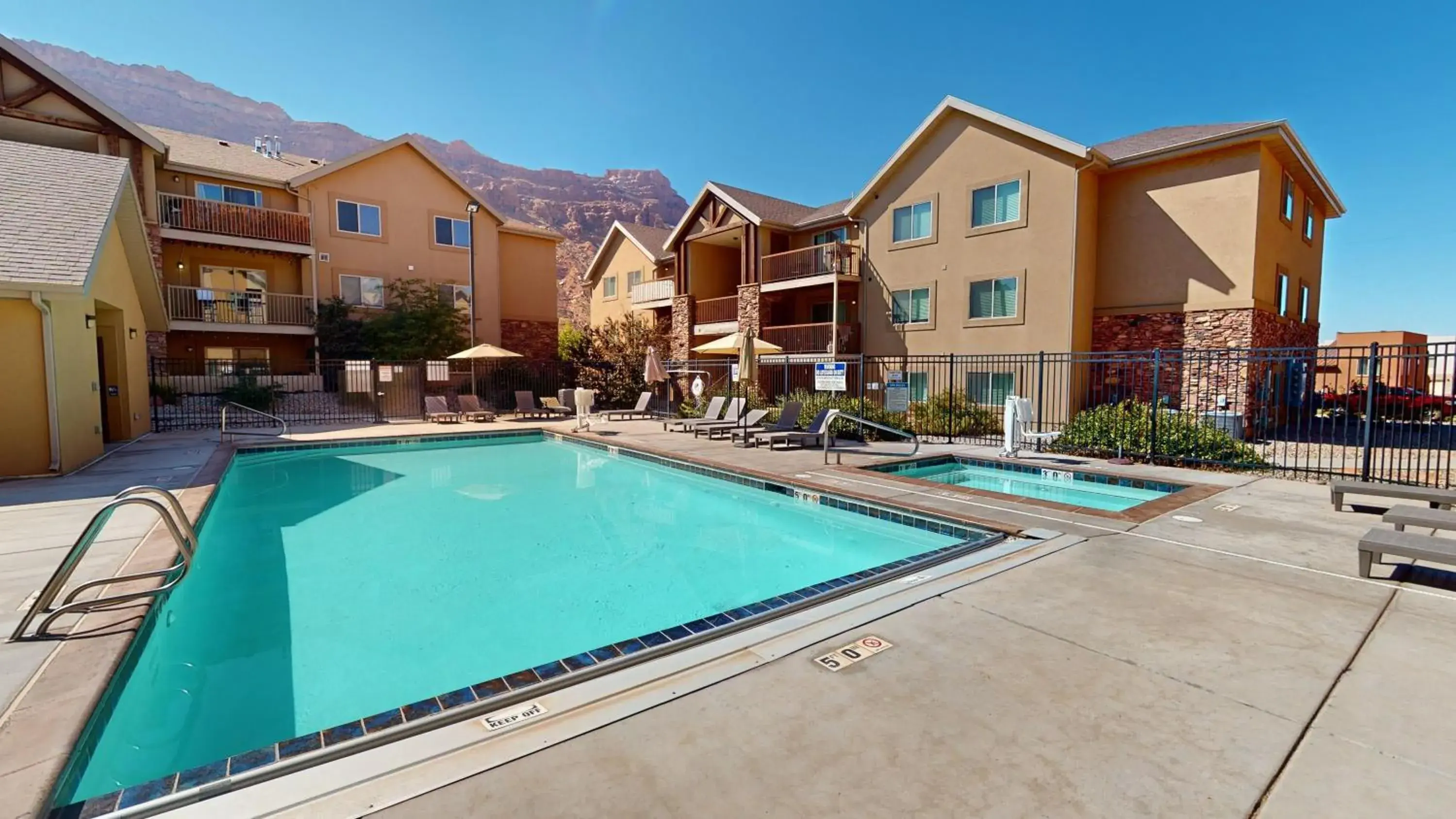 Three-Bedroom Apartment in Red Cliff Condos #6i Three-Bedroom Apartment in Red Cliff Condos #6i