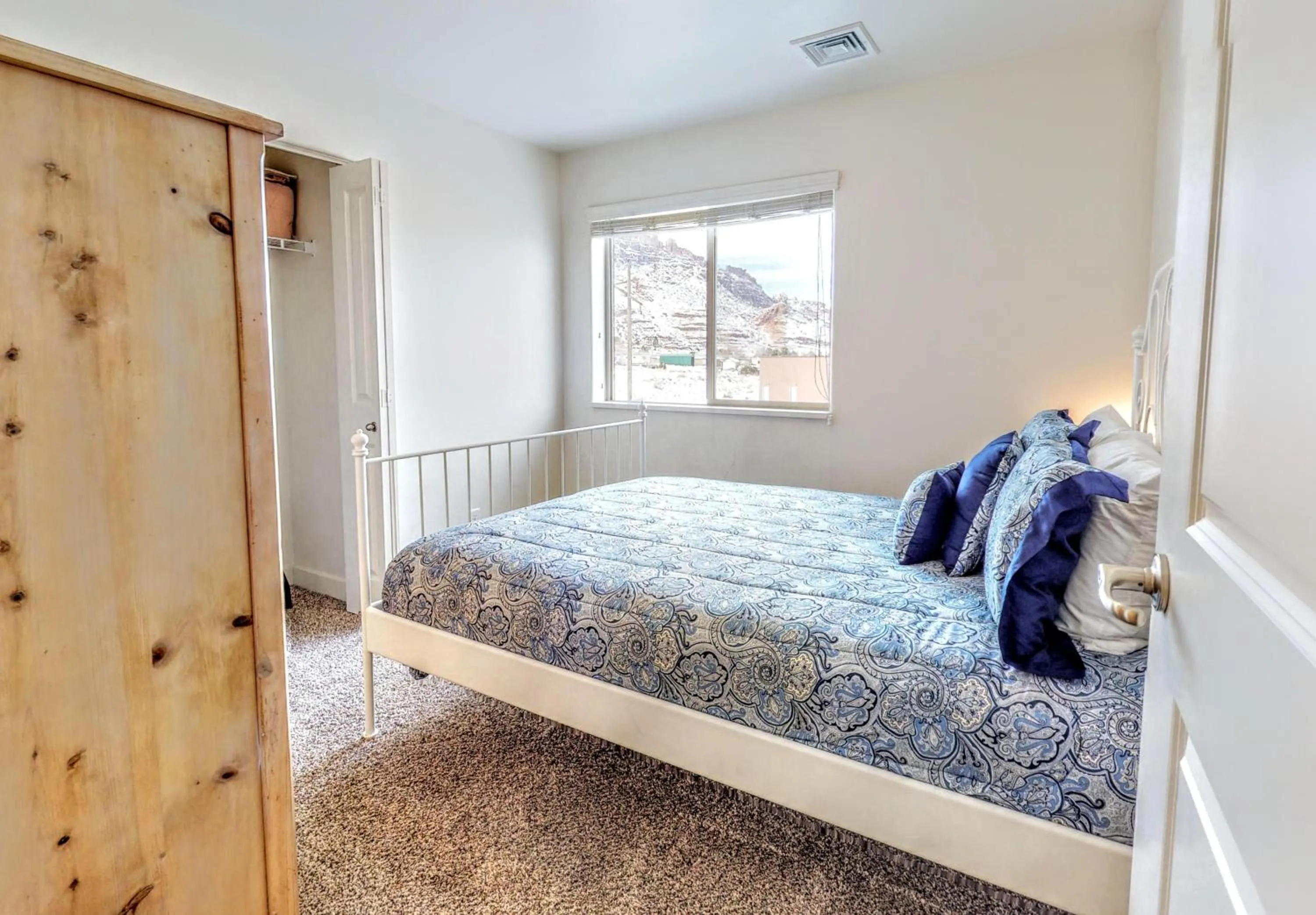 Bed in Red Cliff Condos #6i