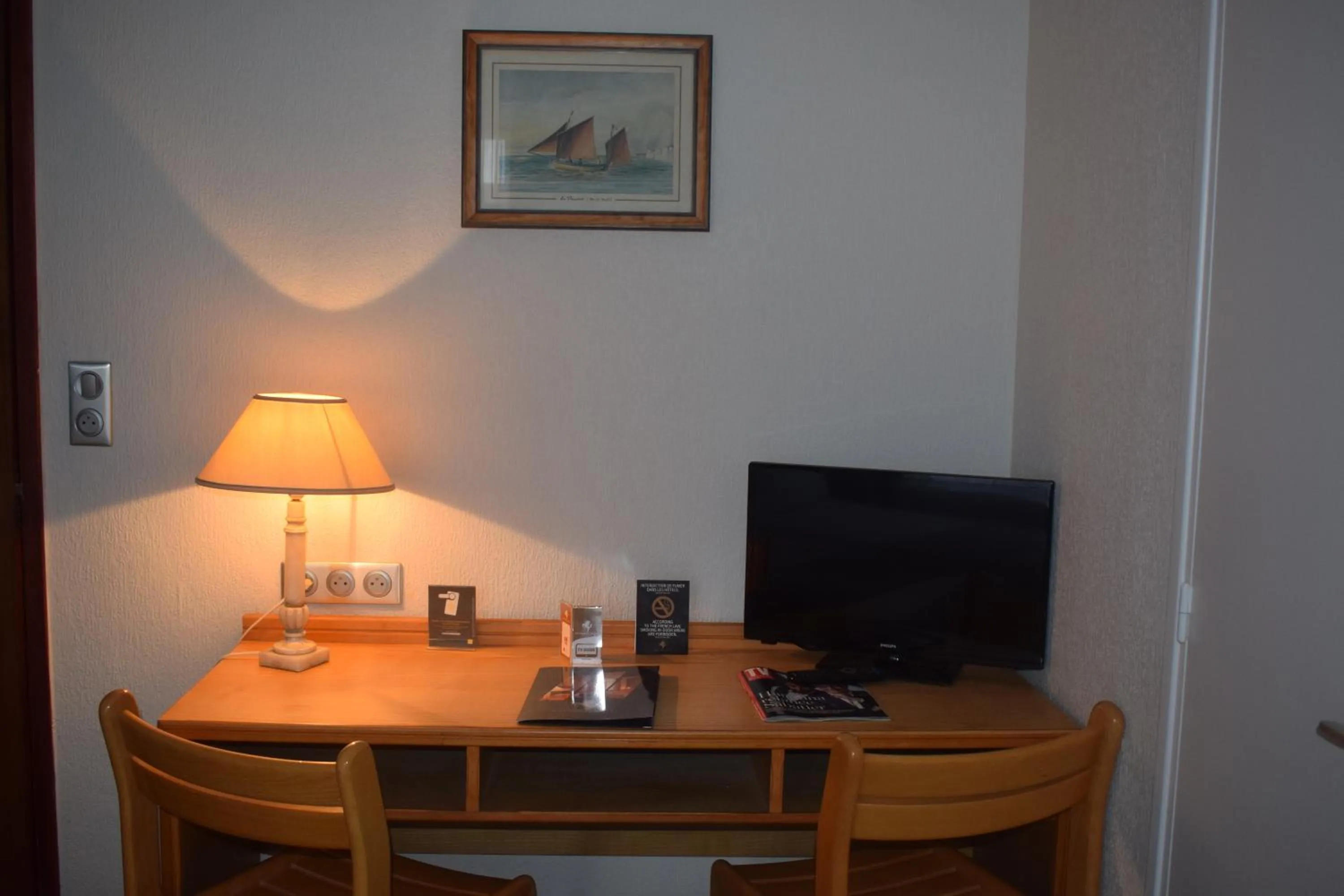 Bedroom in Metropol Hotel