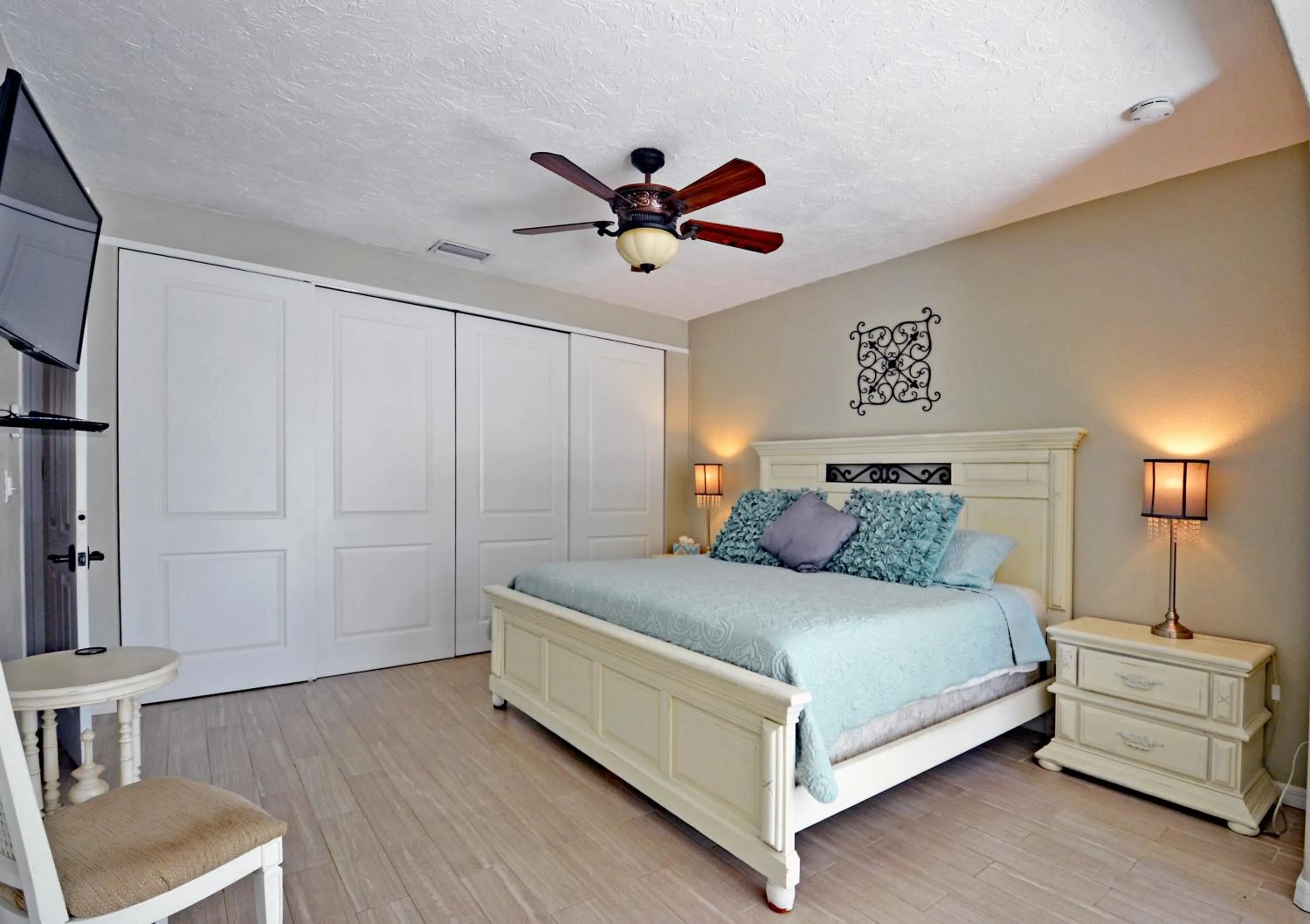 Bed in Central - Edgemere 738