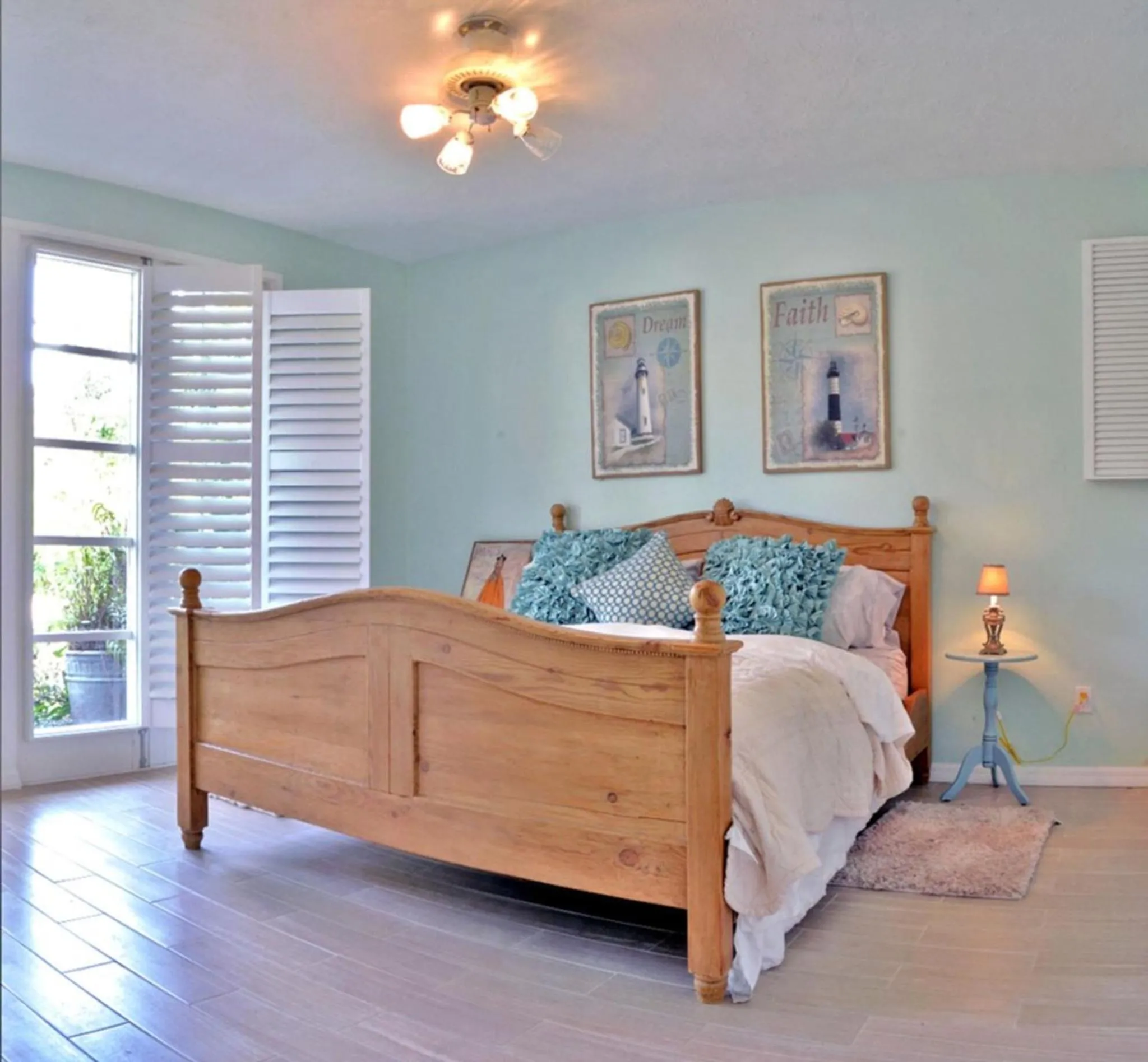 Bed in Central - Edgemere 738