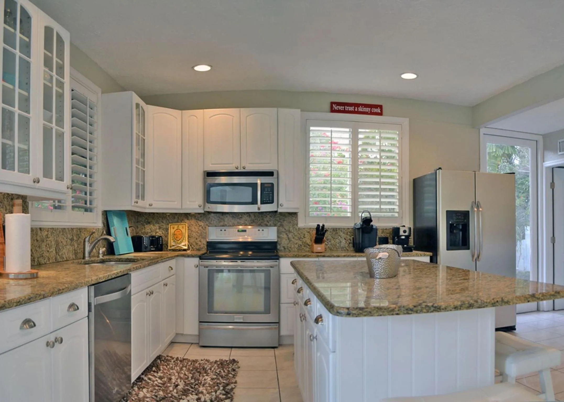Kitchen or kitchenette in Central - Edgemere 738