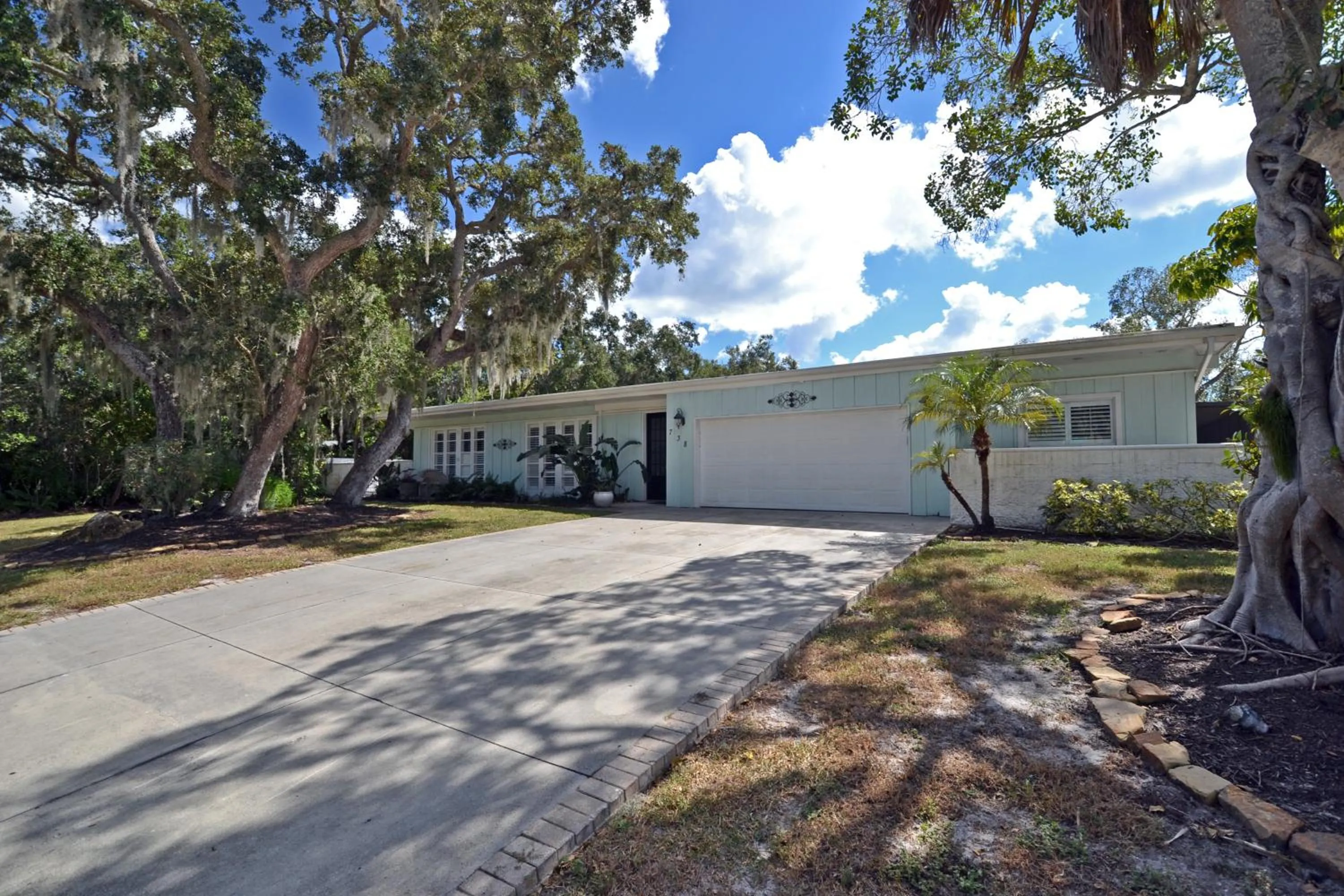 Property building in Central - Edgemere 738