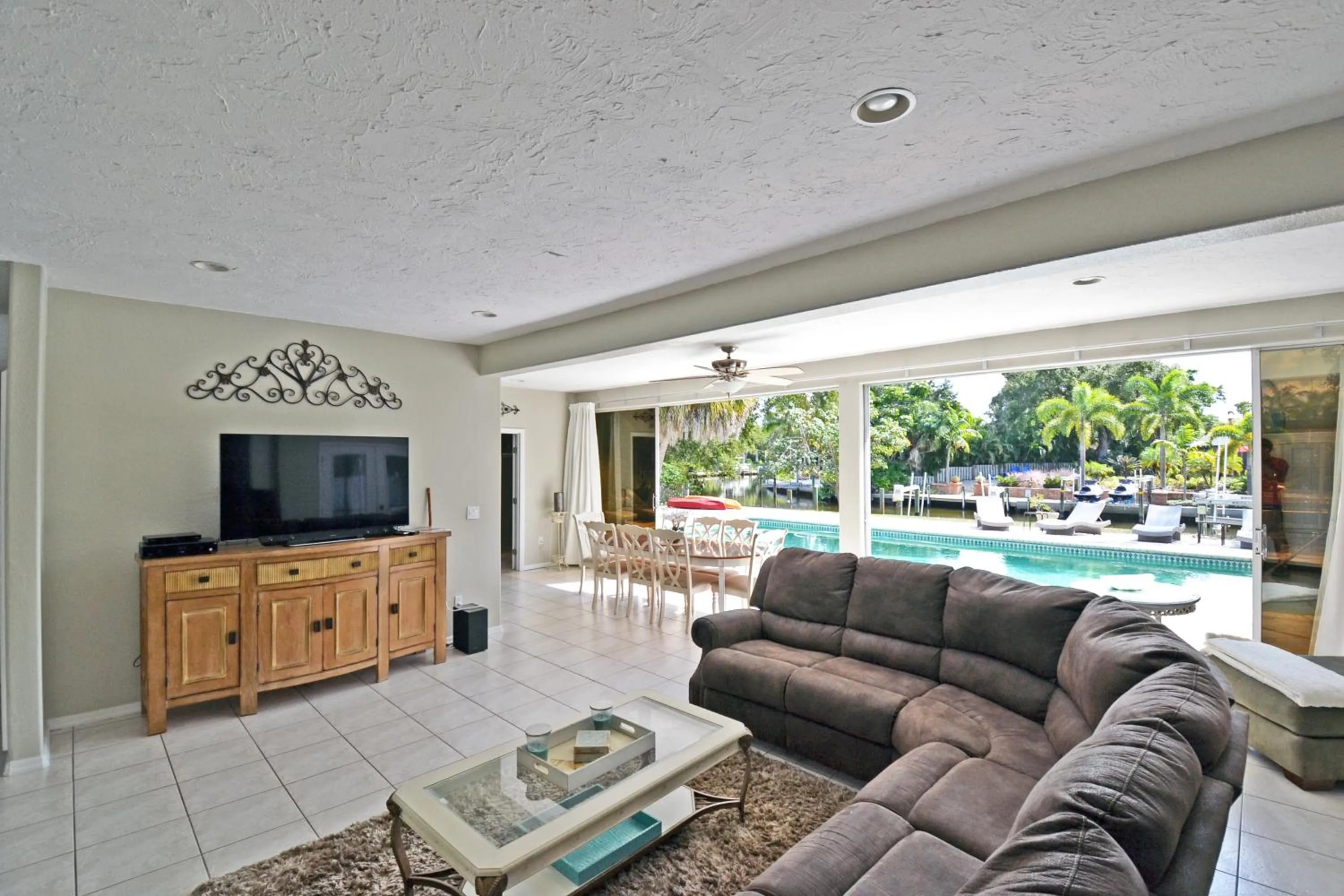Living room in Central - Edgemere 738