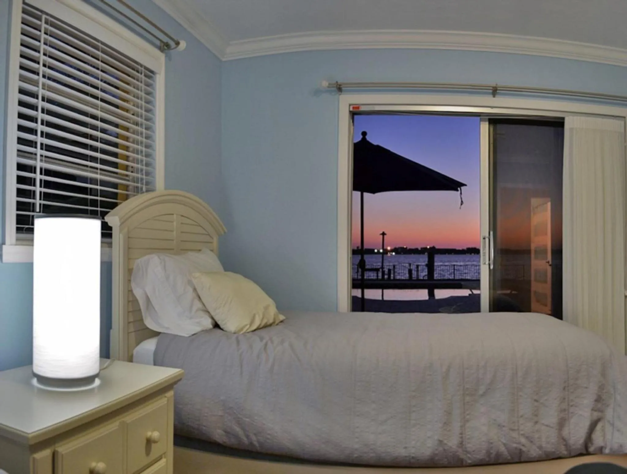 Bed in Sarasota - Dunmore 8730