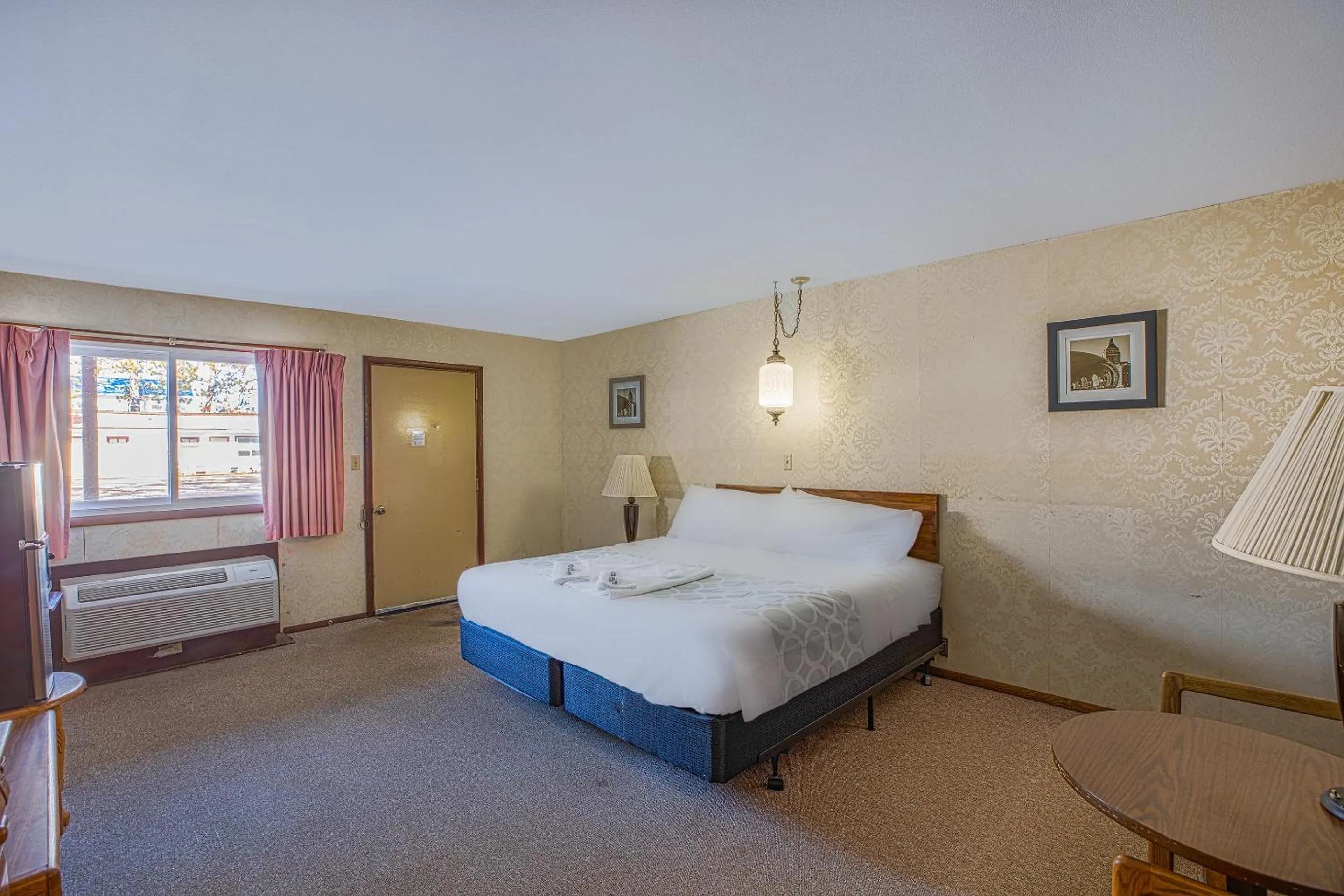 Bedroom, Bed in Love Hotels Tomahawk by OYO at Lake Mohawksin WI