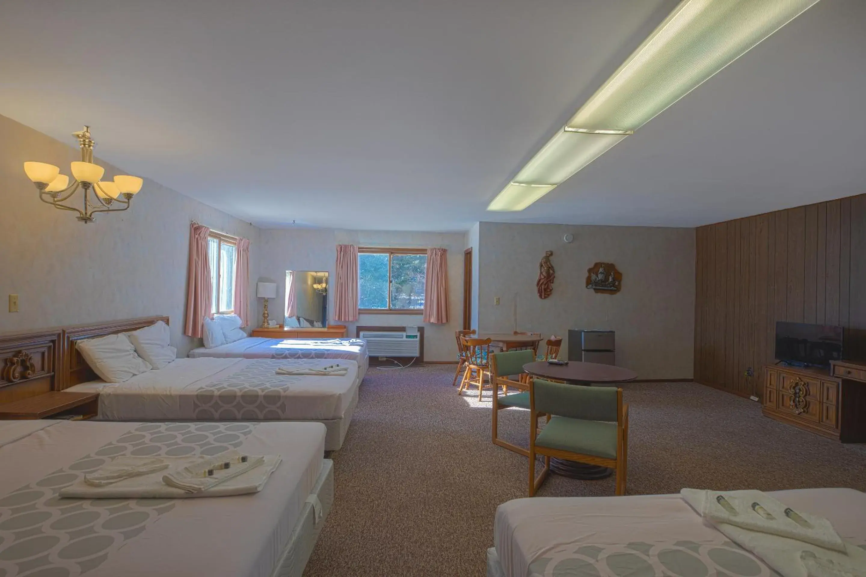 Bedroom, Bed in Love Hotels Tomahawk by OYO at Lake Mohawksin WI Bedroom, Bed in Love Hotels Tomahawk by OYO at Lake Mohawksin WI