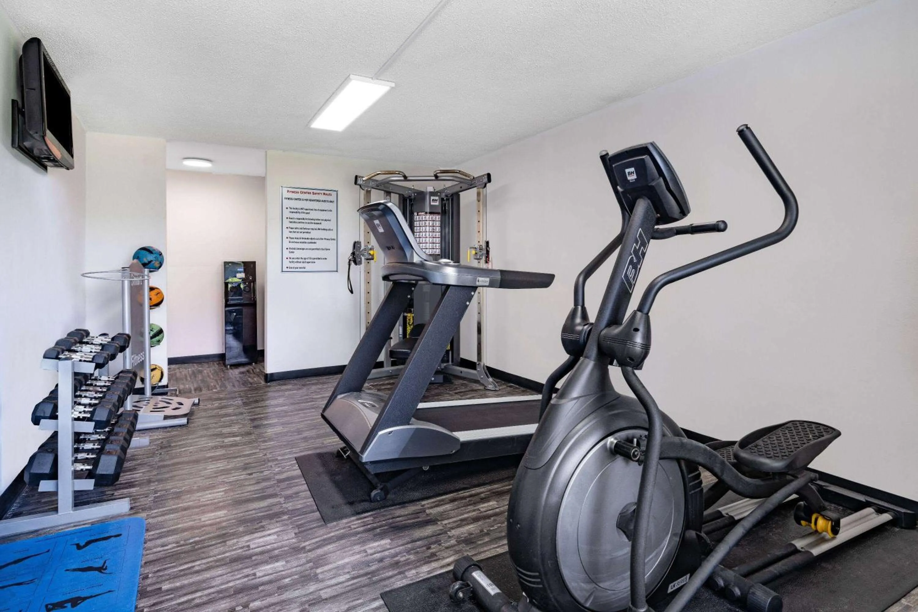 Fitness centre/facilities in Days Inn and Suites by Wyndham Oxford