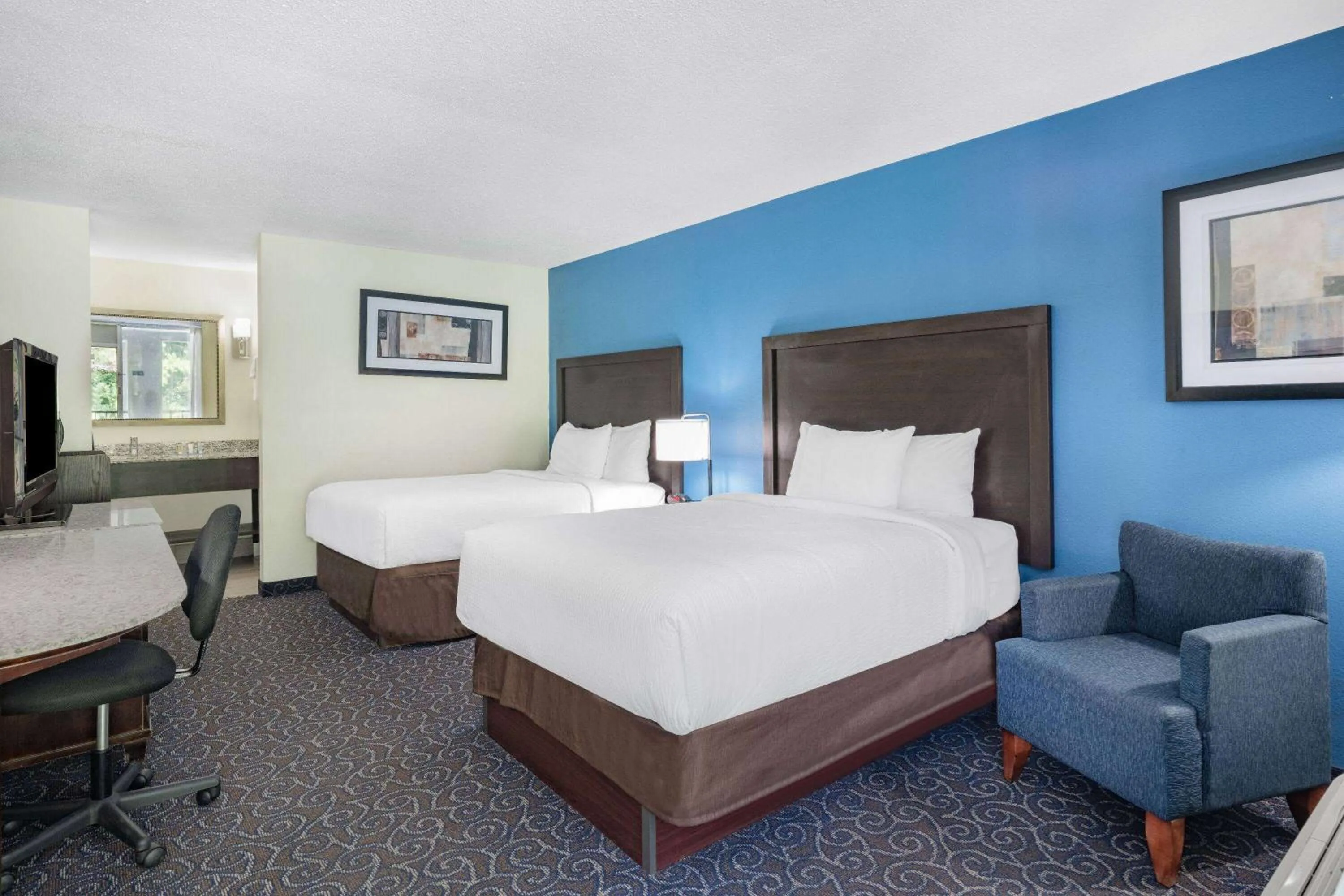 Photo of the whole room, Bed in Days Inn and Suites by Wyndham Oxford