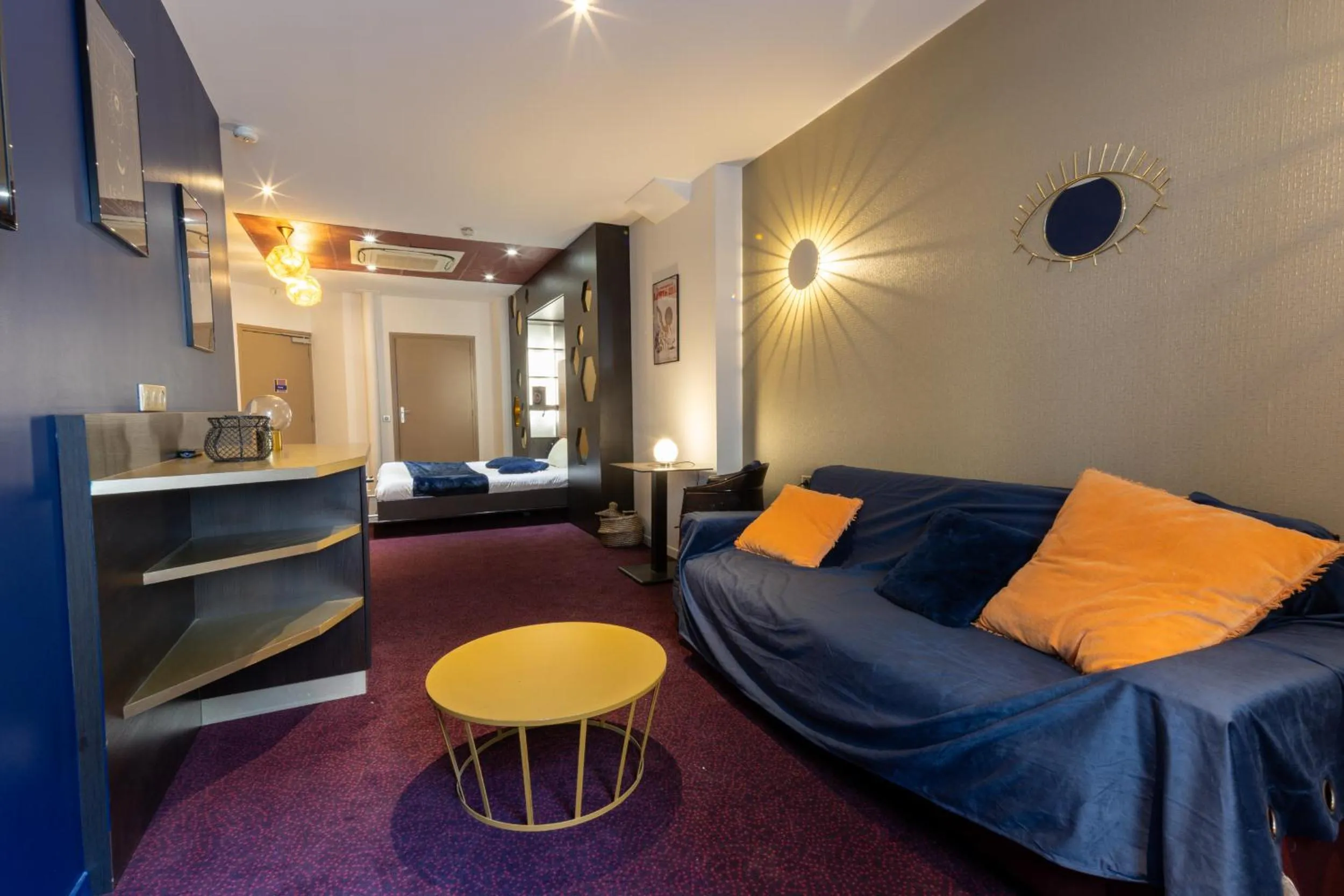 Photo of the whole room in Accueil Hôtel Paris Pigalle Montmartre