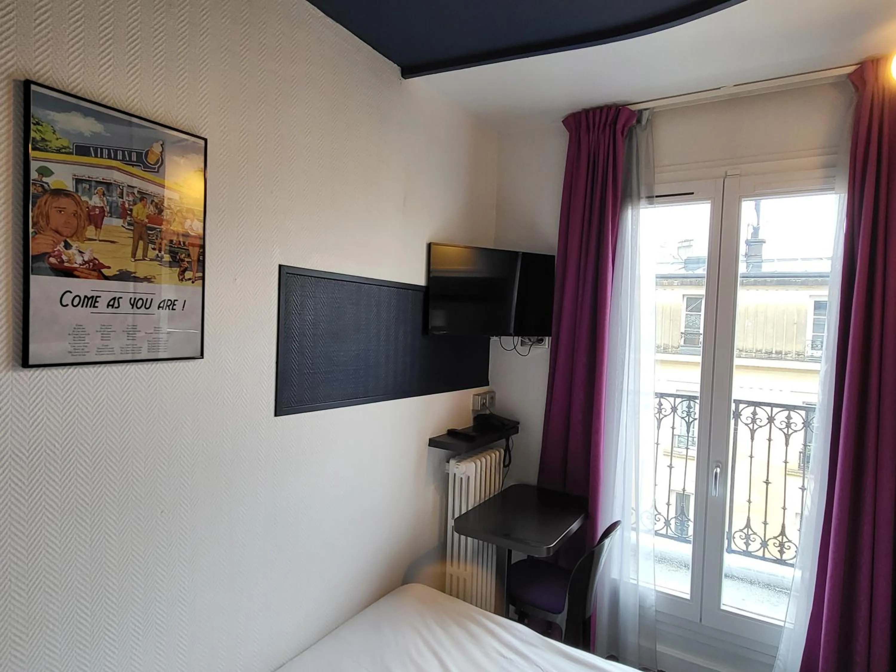 Balcony/Terrace, Bed in Accueil Hôtel Paris Pigalle Montmartre
