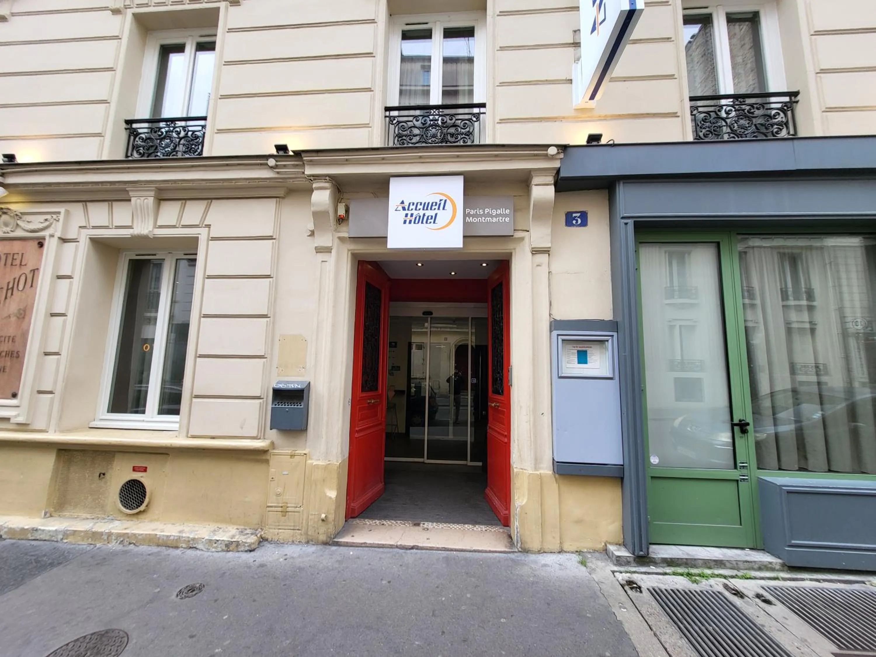 Property building in Accueil Hôtel Paris Pigalle Montmartre