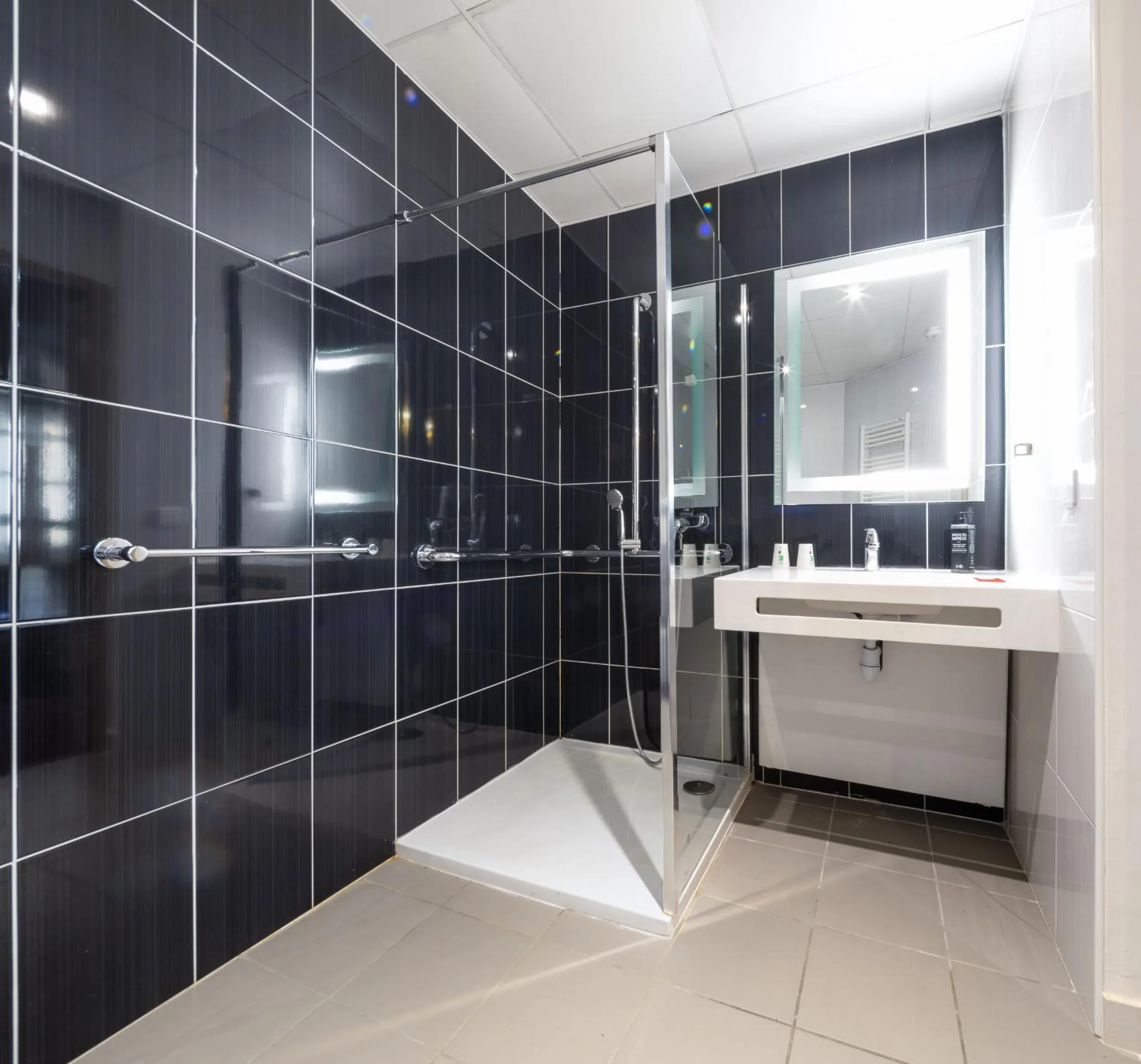 Bathroom in Accueil Hôtel Paris Pigalle Montmartre