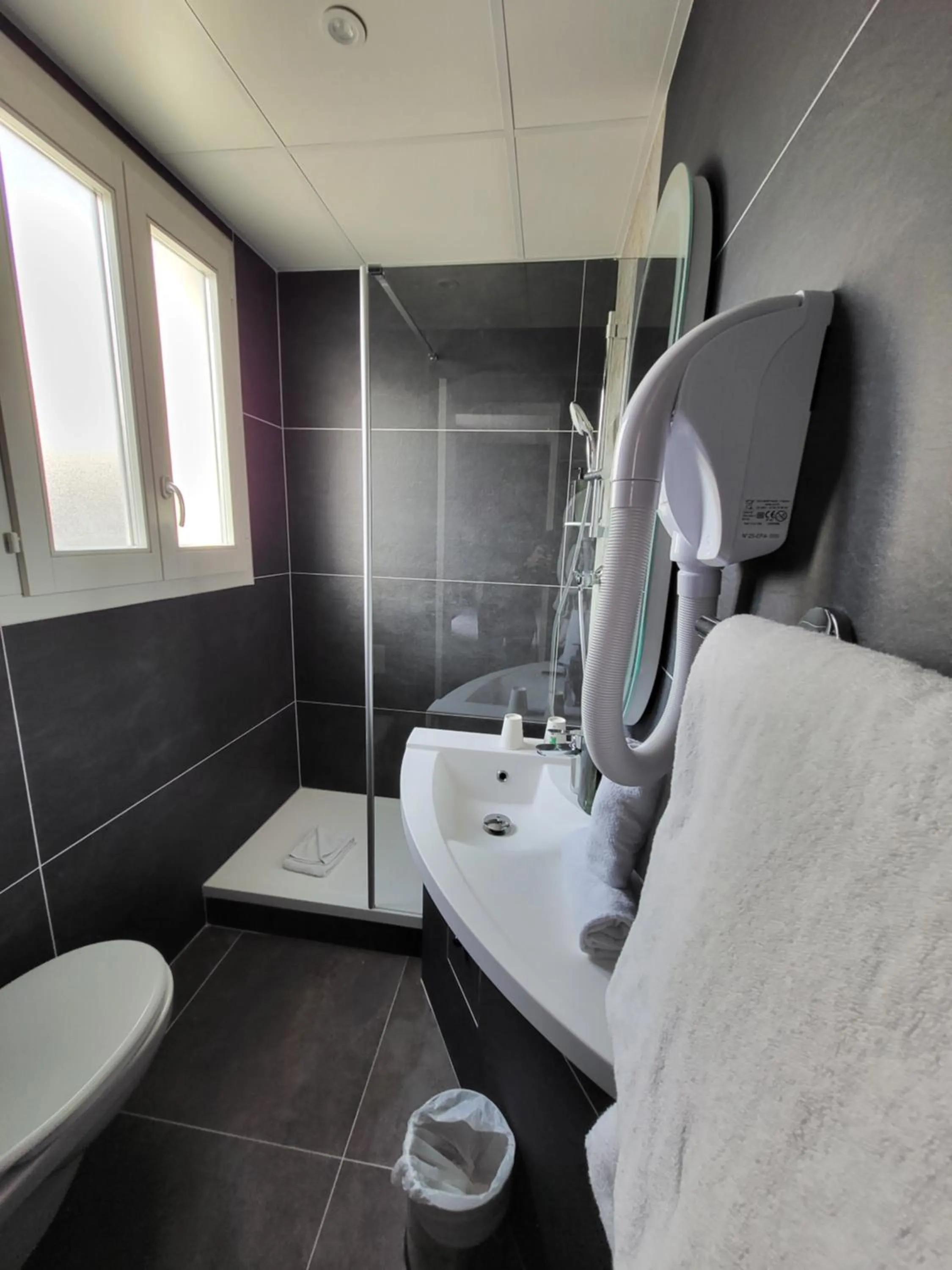 Bathroom in Accueil Hôtel Paris Pigalle Montmartre