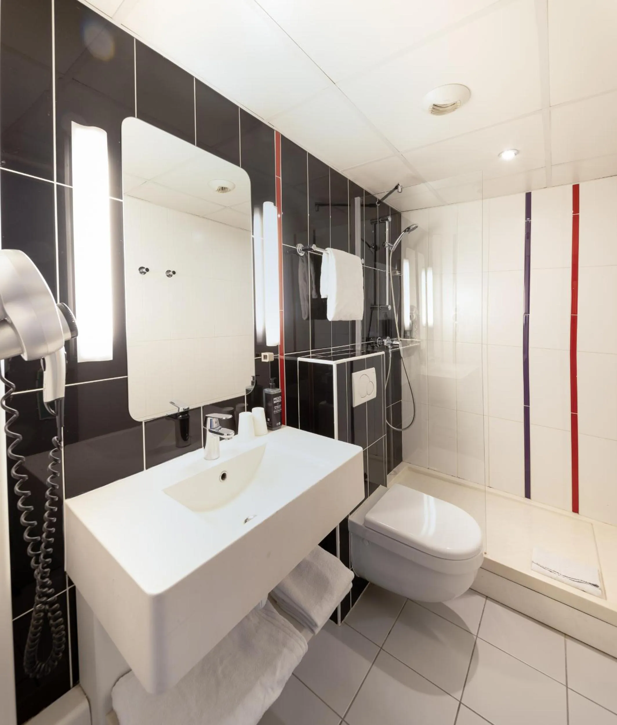 Shower in Accueil Hôtel Paris Pigalle Montmartre