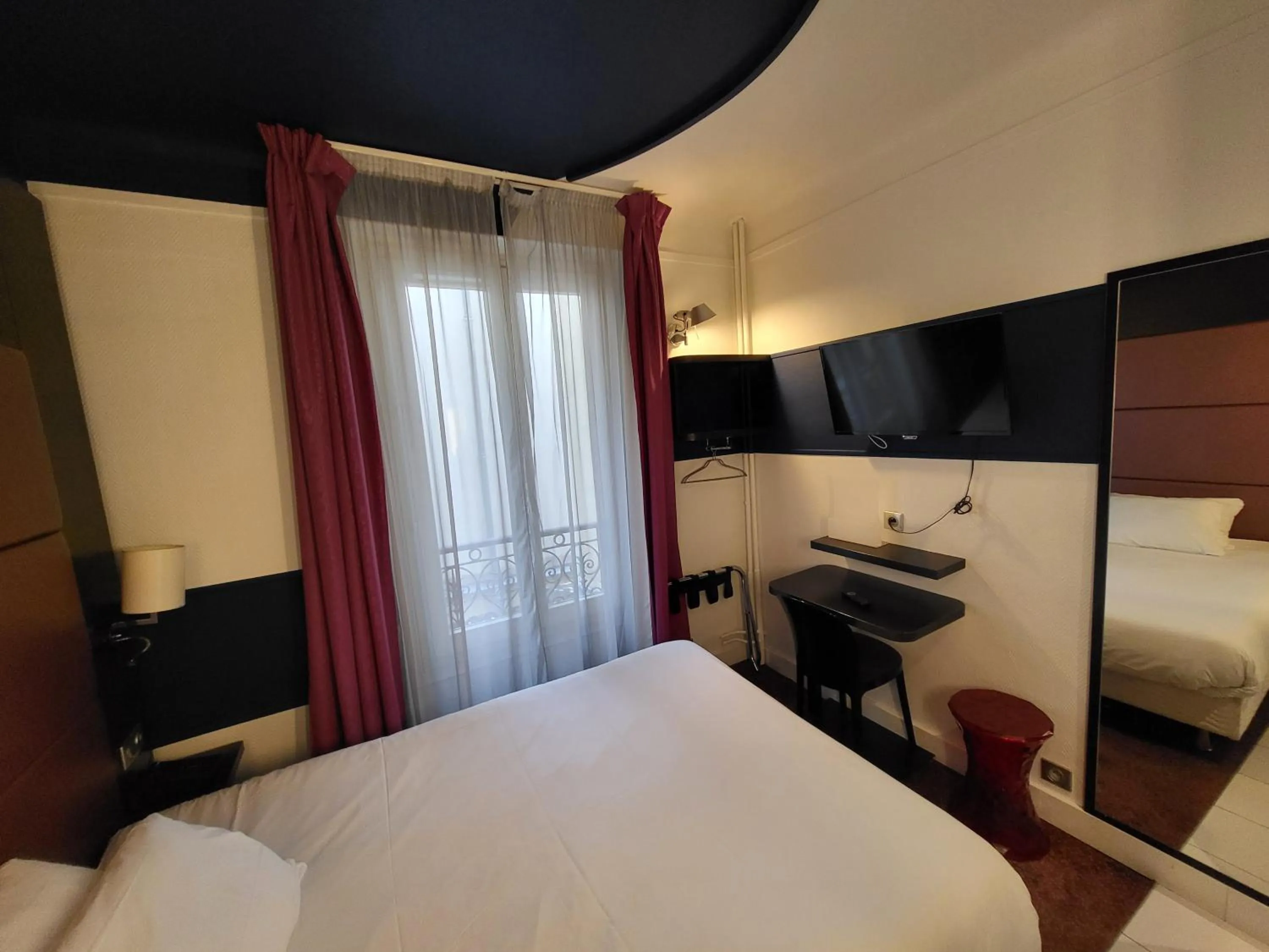 View (from property/room), Bed in Accueil Hôtel Paris Pigalle Montmartre