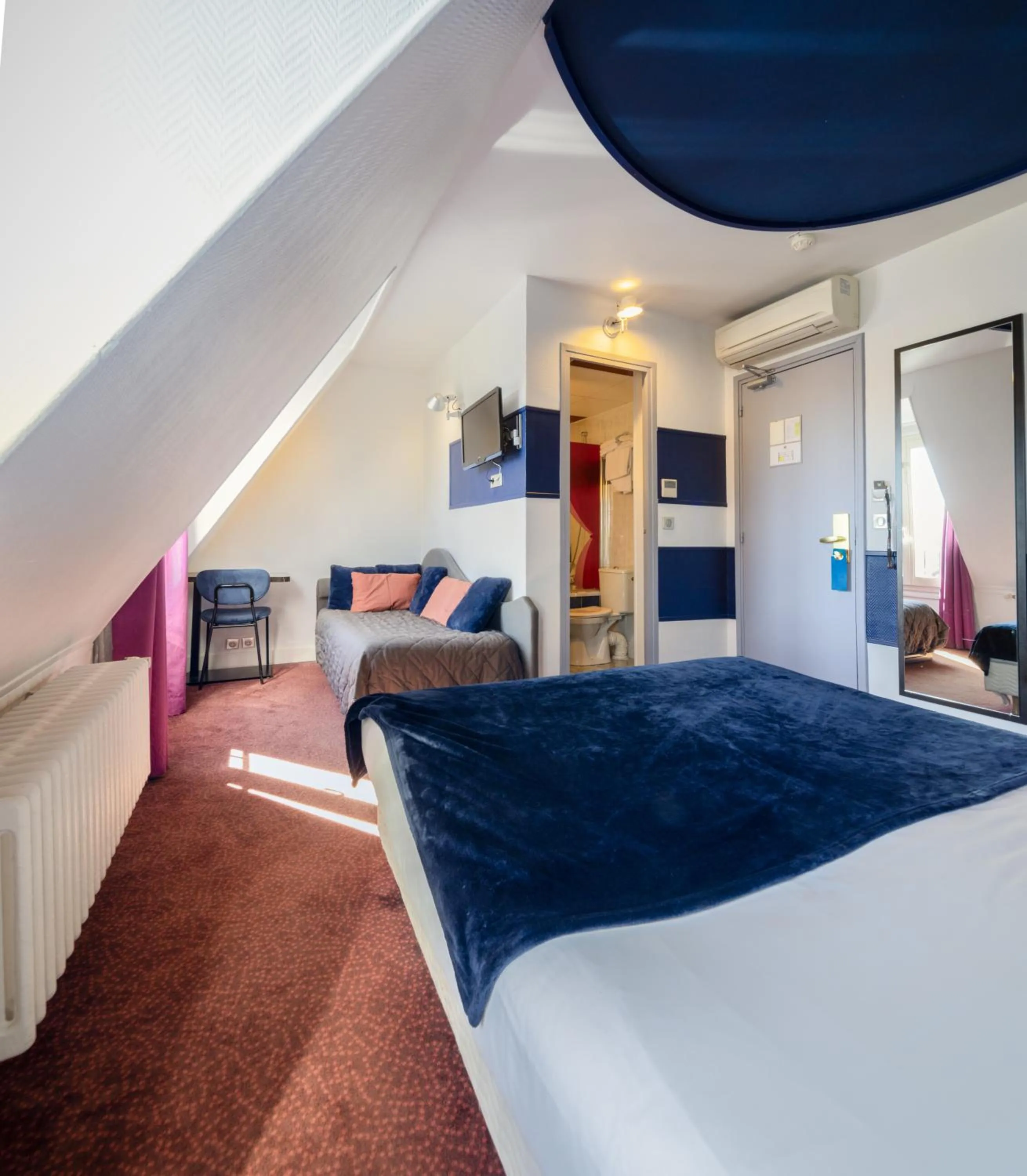 Photo of the whole room, Bed in Accueil Hôtel Paris Pigalle Montmartre