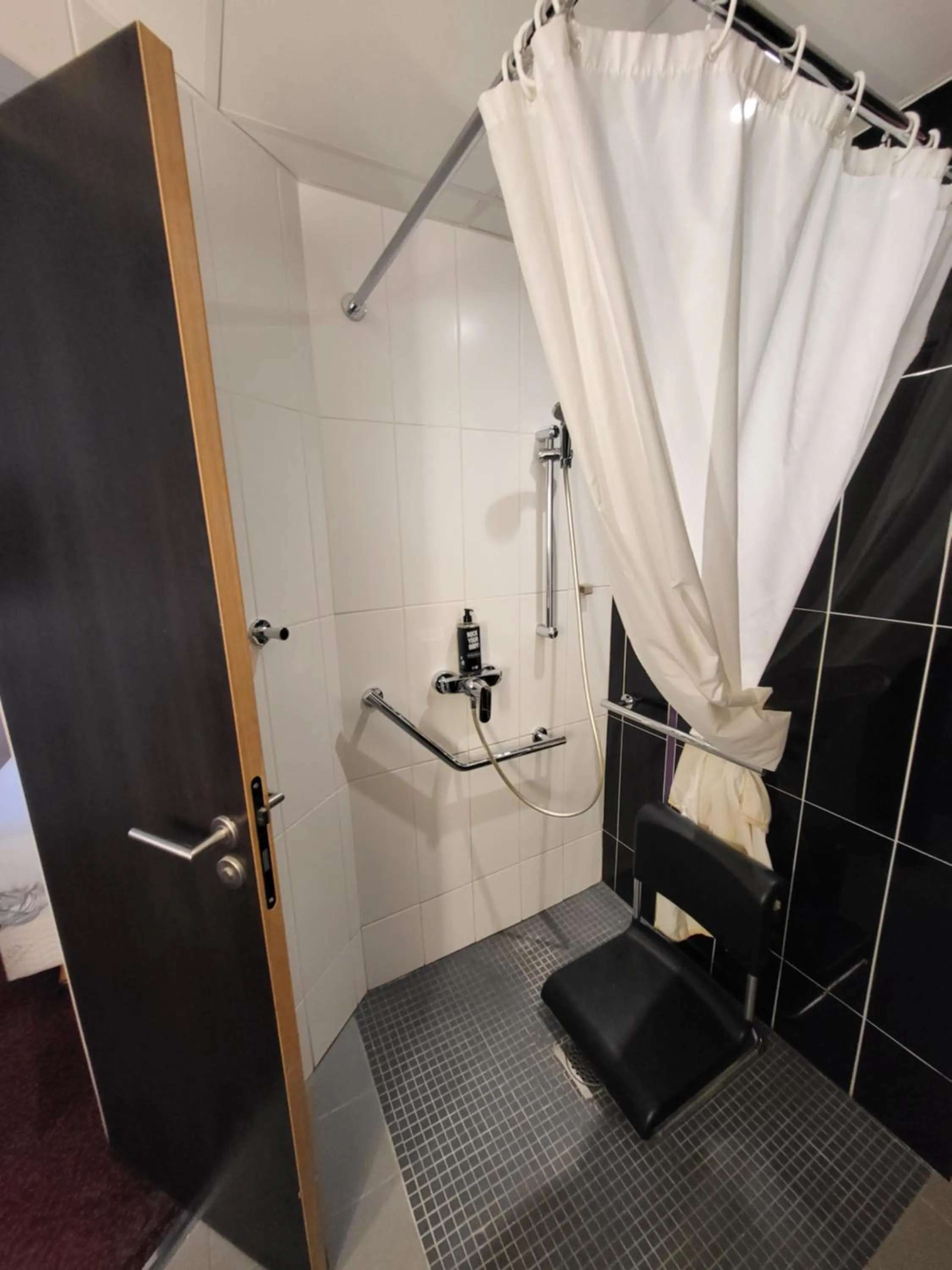 Bathroom in Accueil Hôtel Paris Pigalle Montmartre