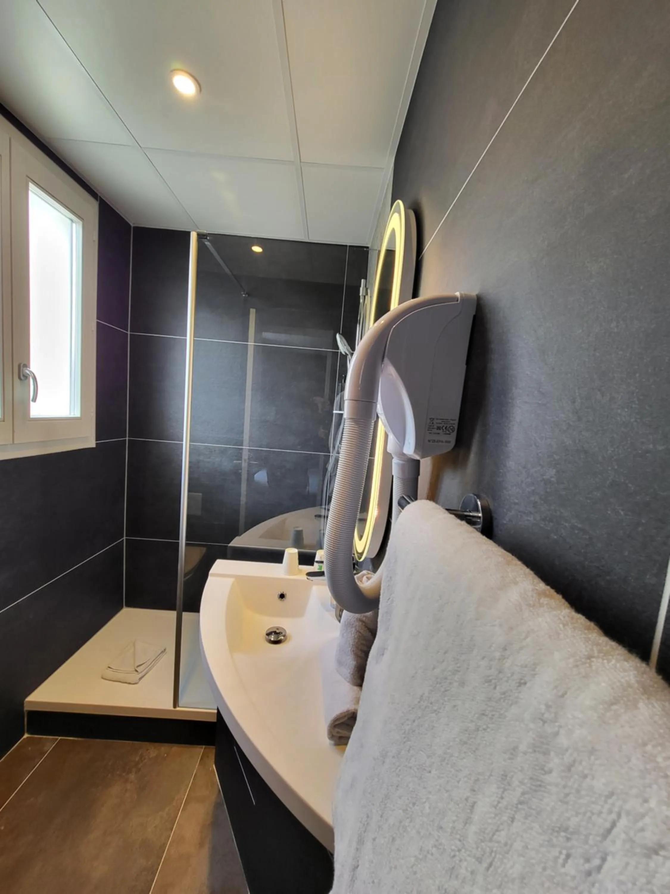 Bathroom in Accueil Hôtel Paris Pigalle Montmartre