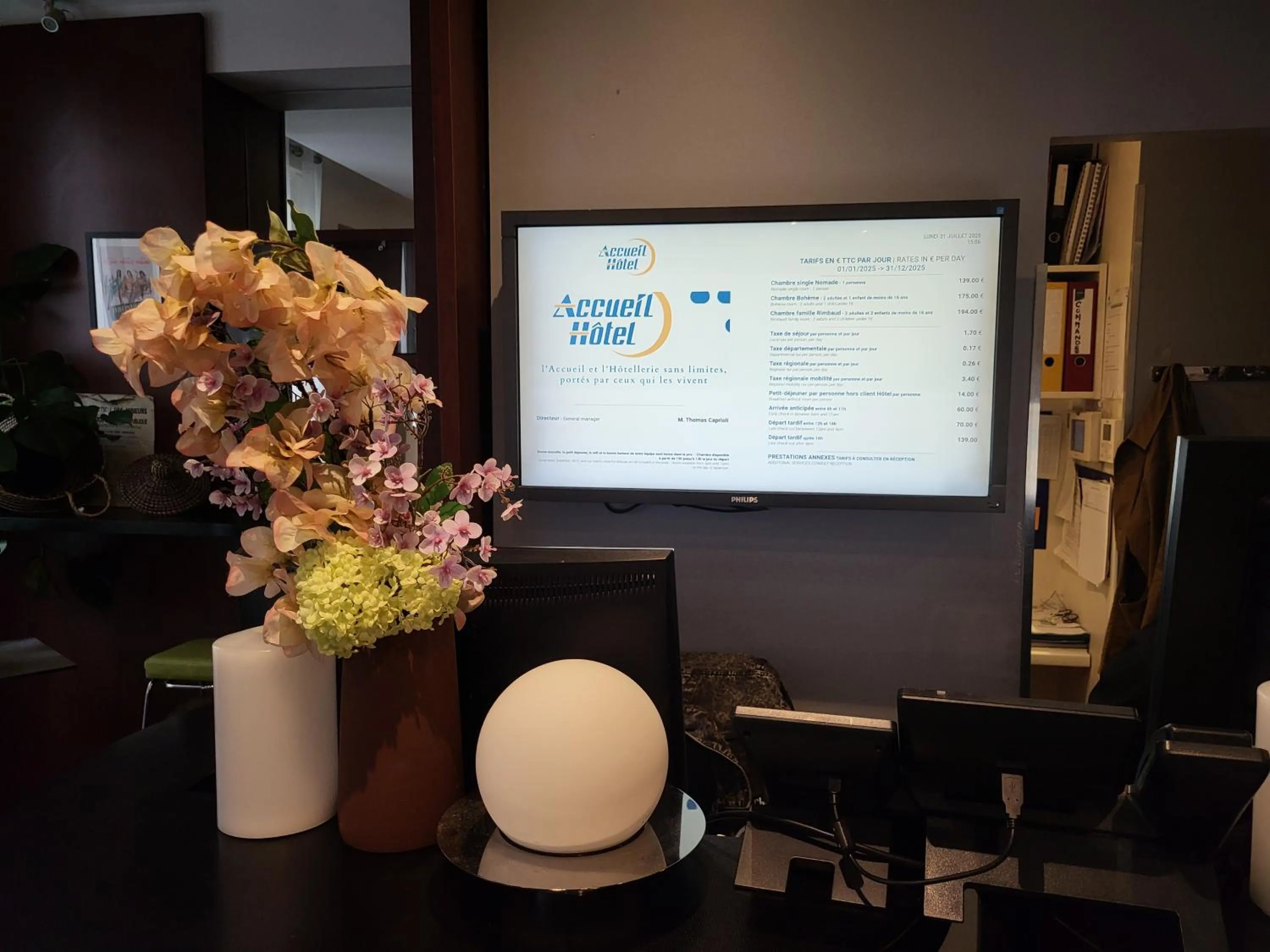 Lobby or reception in Accueil Hôtel Paris Pigalle Montmartre