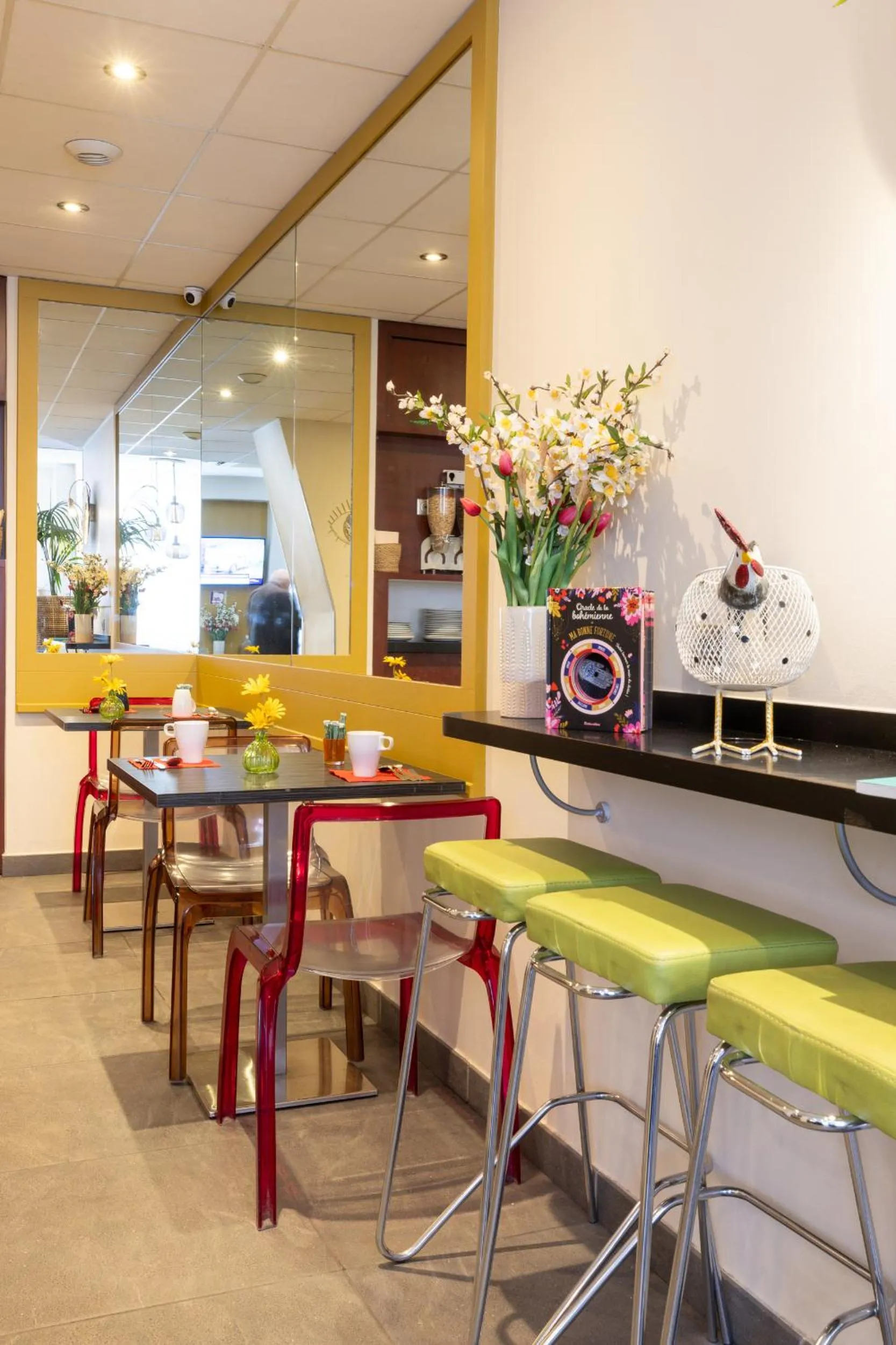 Lounge or bar in Accueil Hôtel Paris Pigalle Montmartre