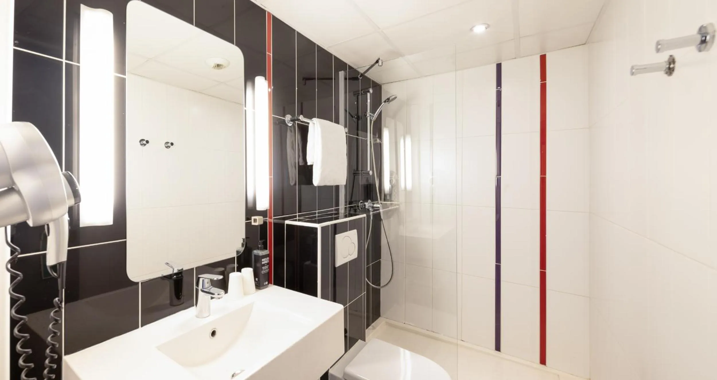 Shower in Accueil Hôtel Paris Pigalle Montmartre