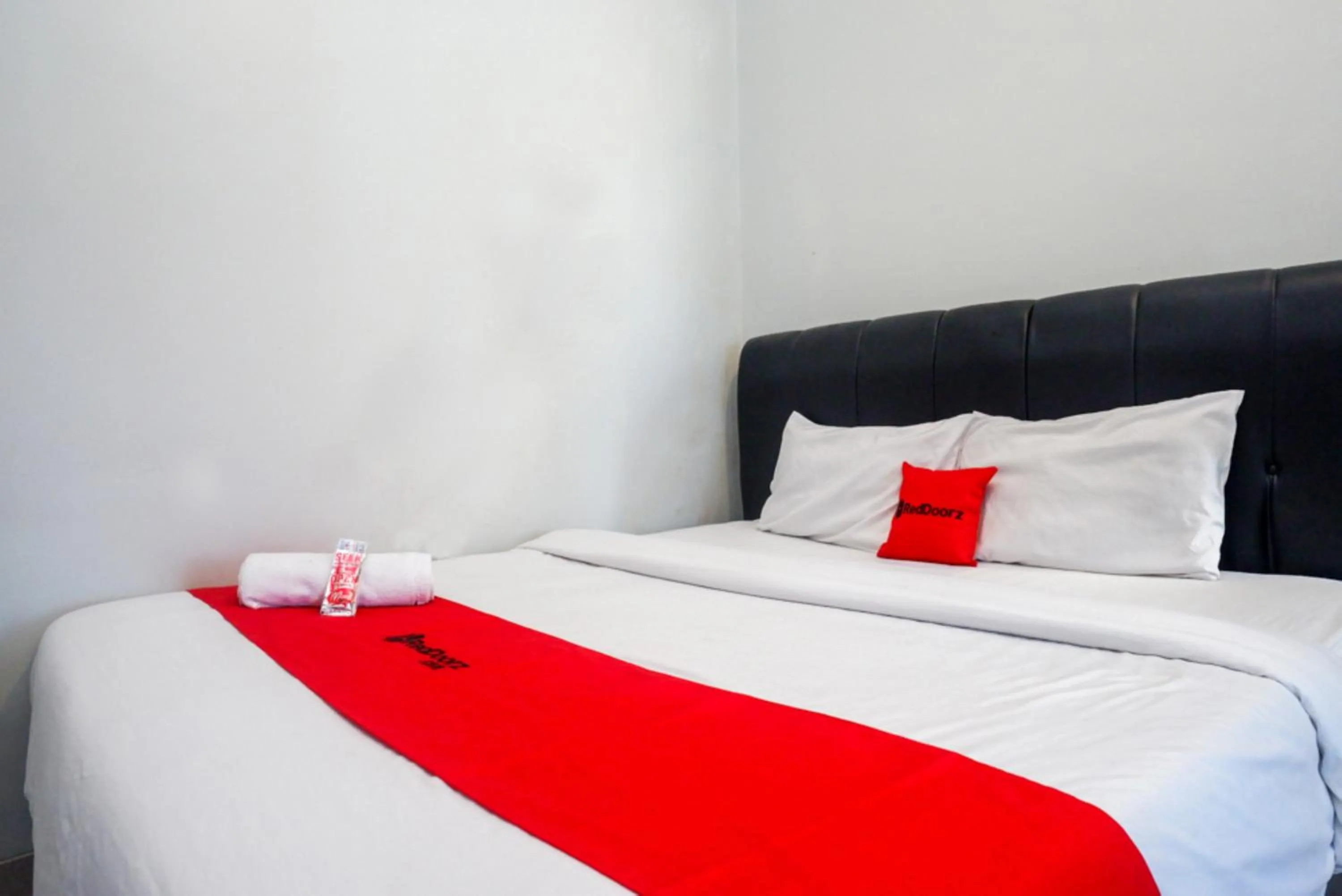 Bed in ReDdoorz At Mahameru Residence Yogyakarta