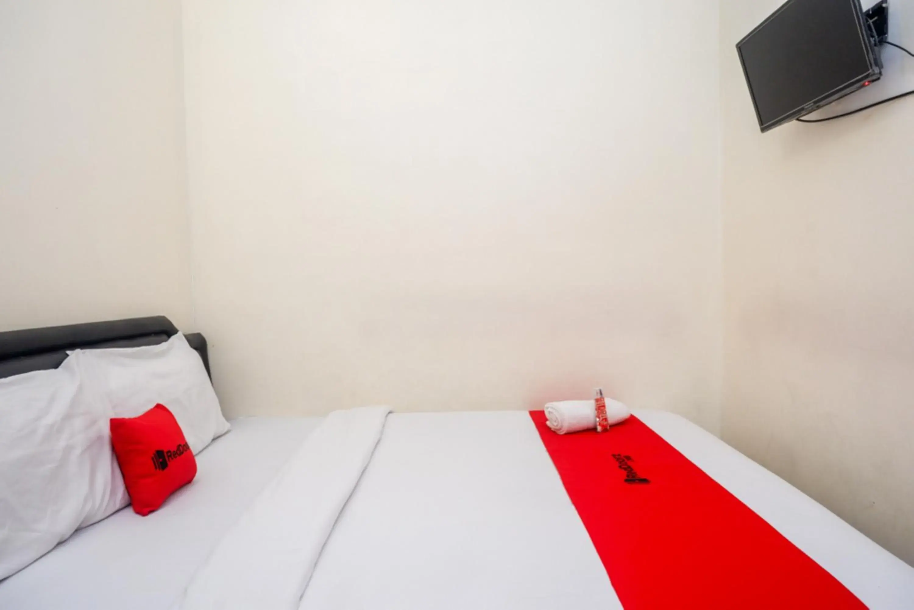 Bed in ReDdoorz At Mahameru Residence Yogyakarta Bed in ReDdoorz At Mahameru Residence Yogyakarta