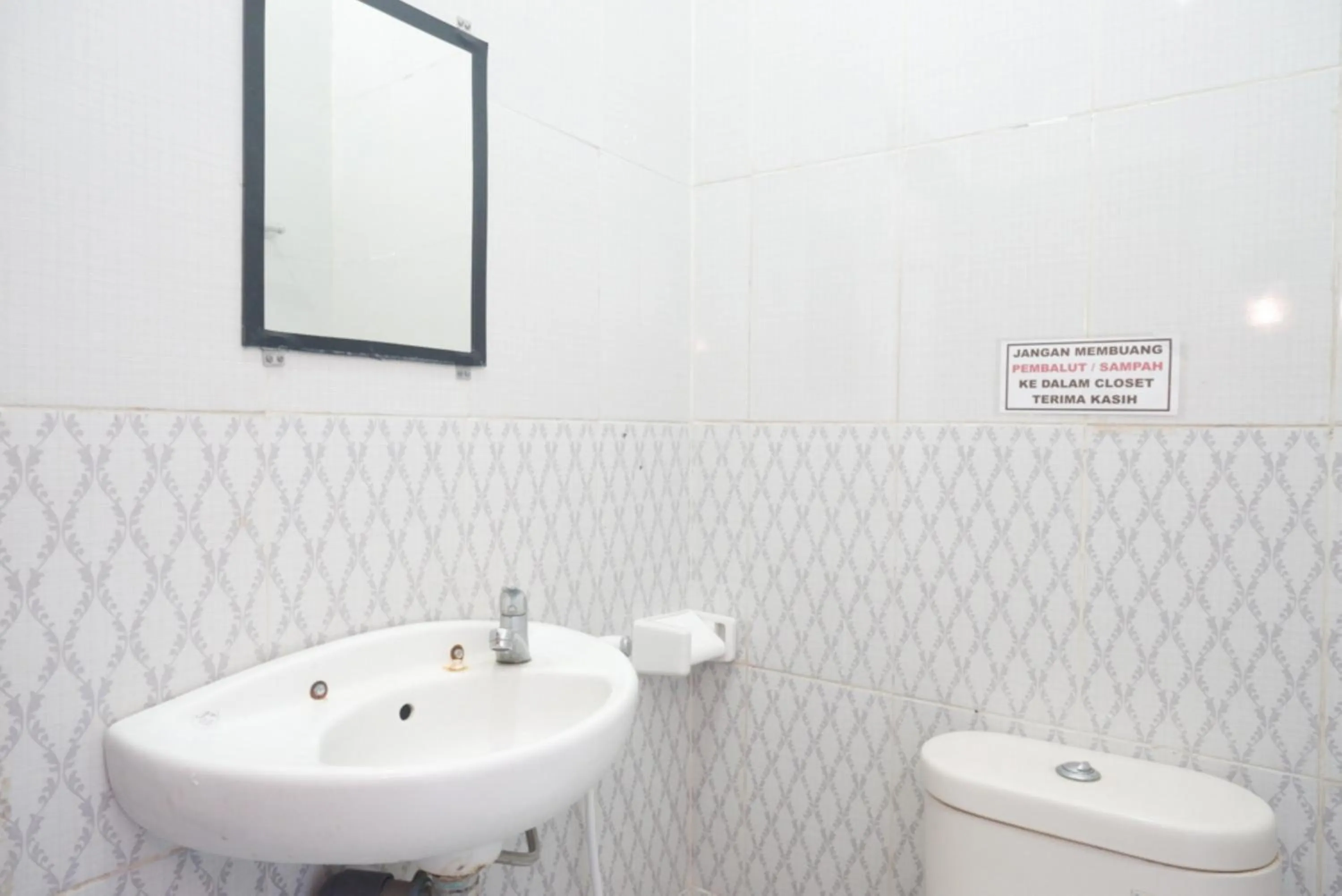 Bathroom in ReDdoorz At Mahameru Residence Yogyakarta