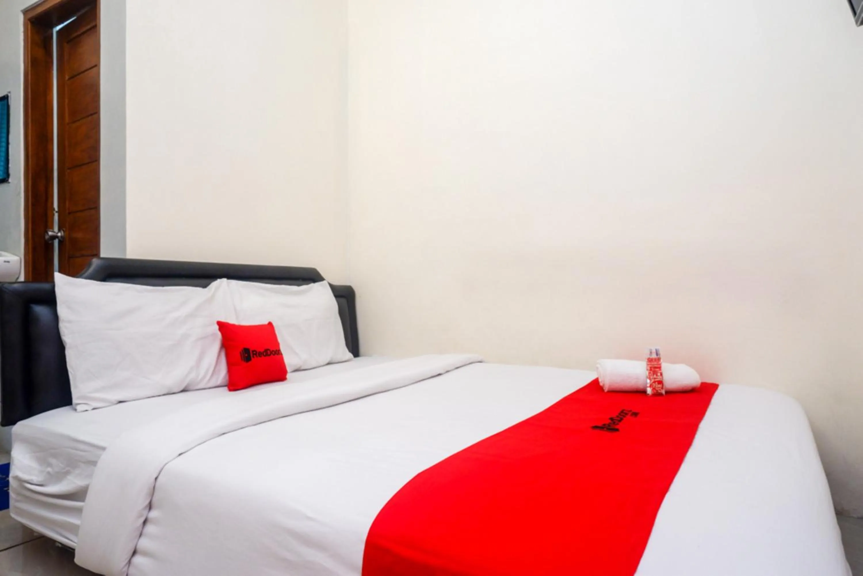 Bed in ReDdoorz At Mahameru Residence Yogyakarta