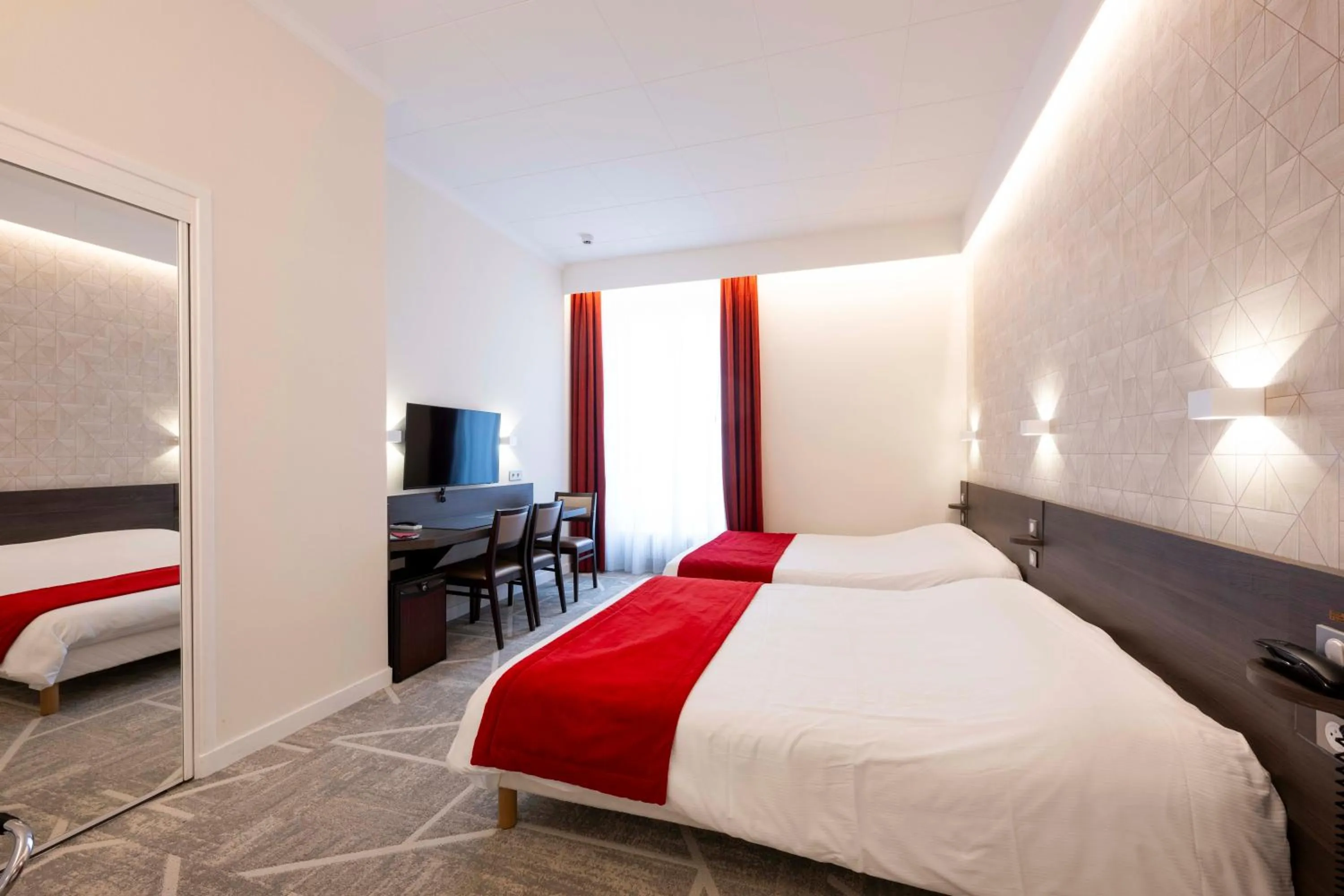 Photo of the whole room, Bed in La Résidence