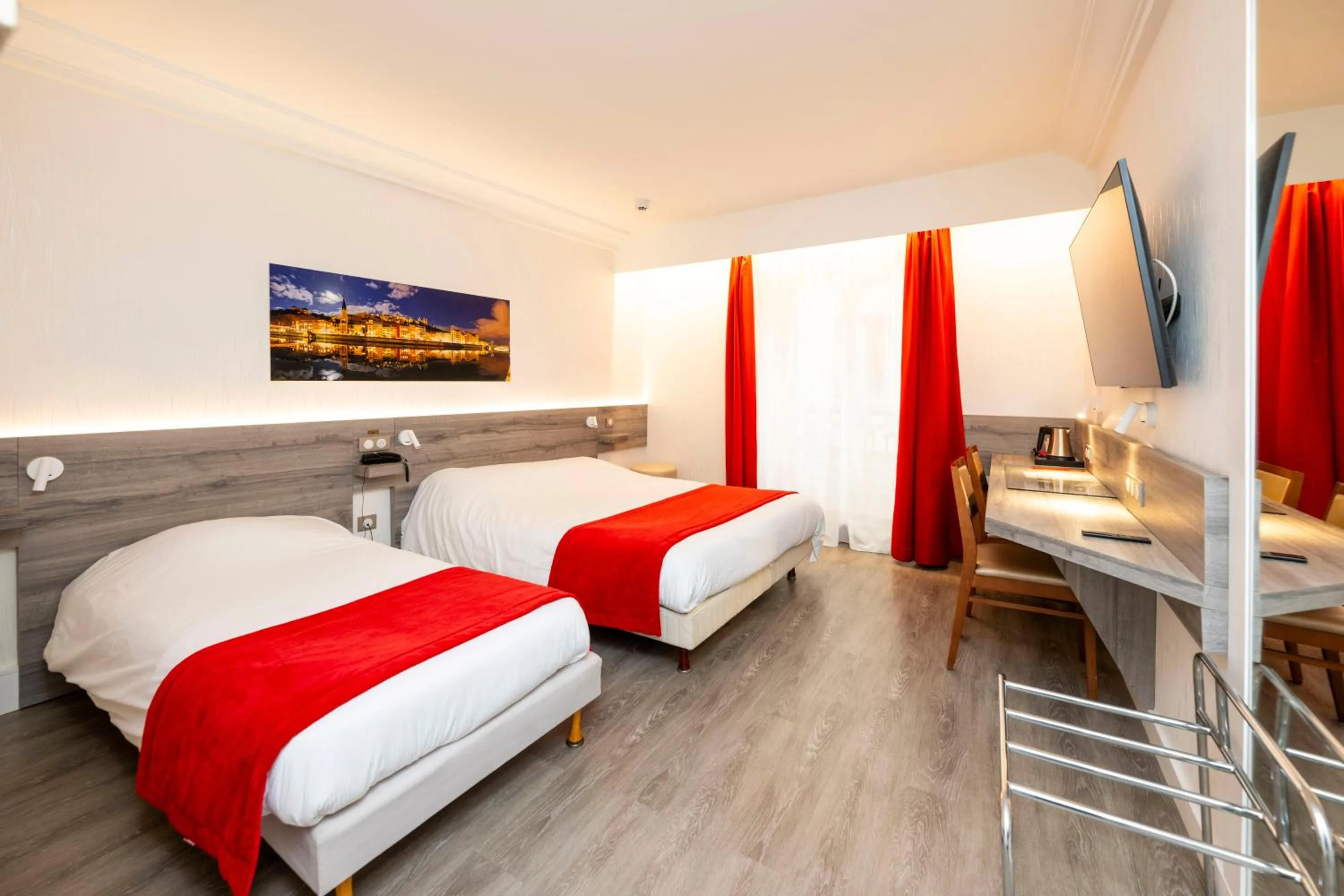 Photo of the whole room, Bed in La Résidence